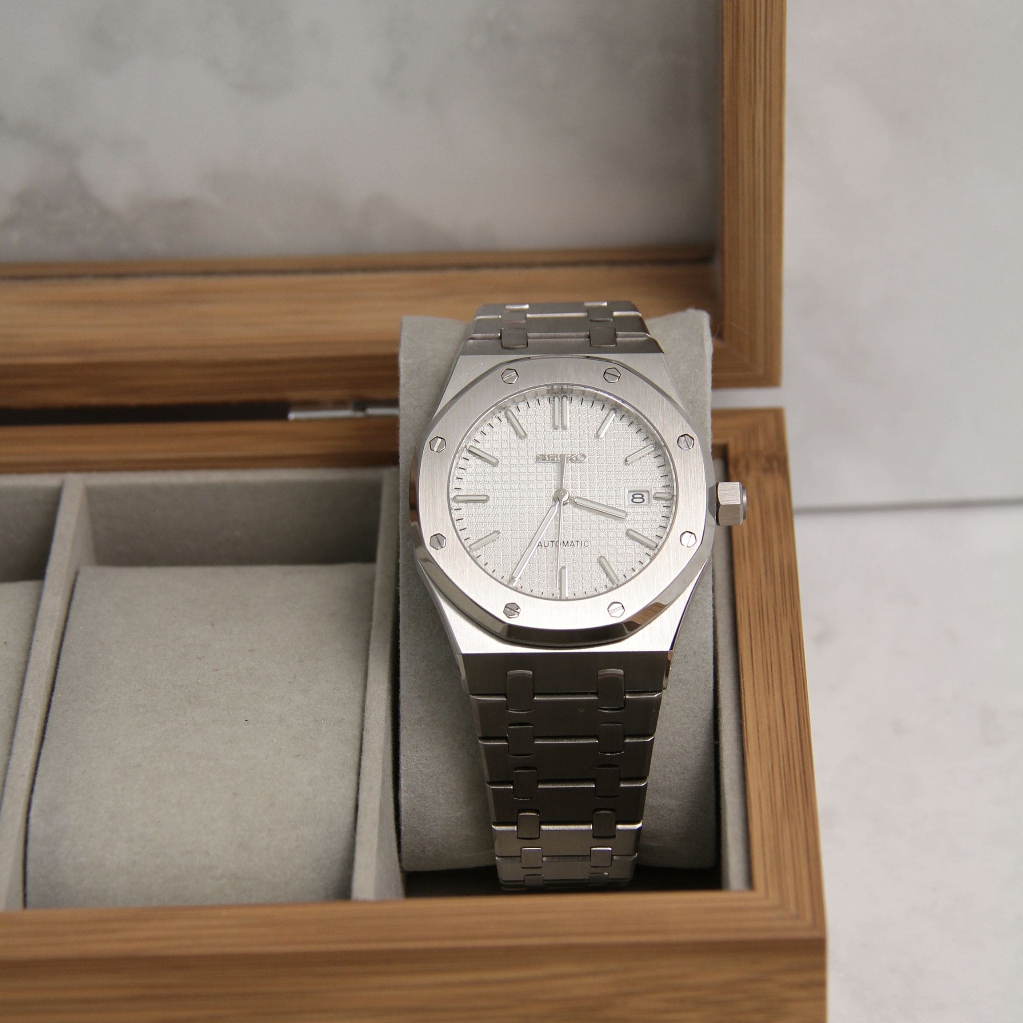 Montre Seiko mod Royal oak blanc dans boite à montres