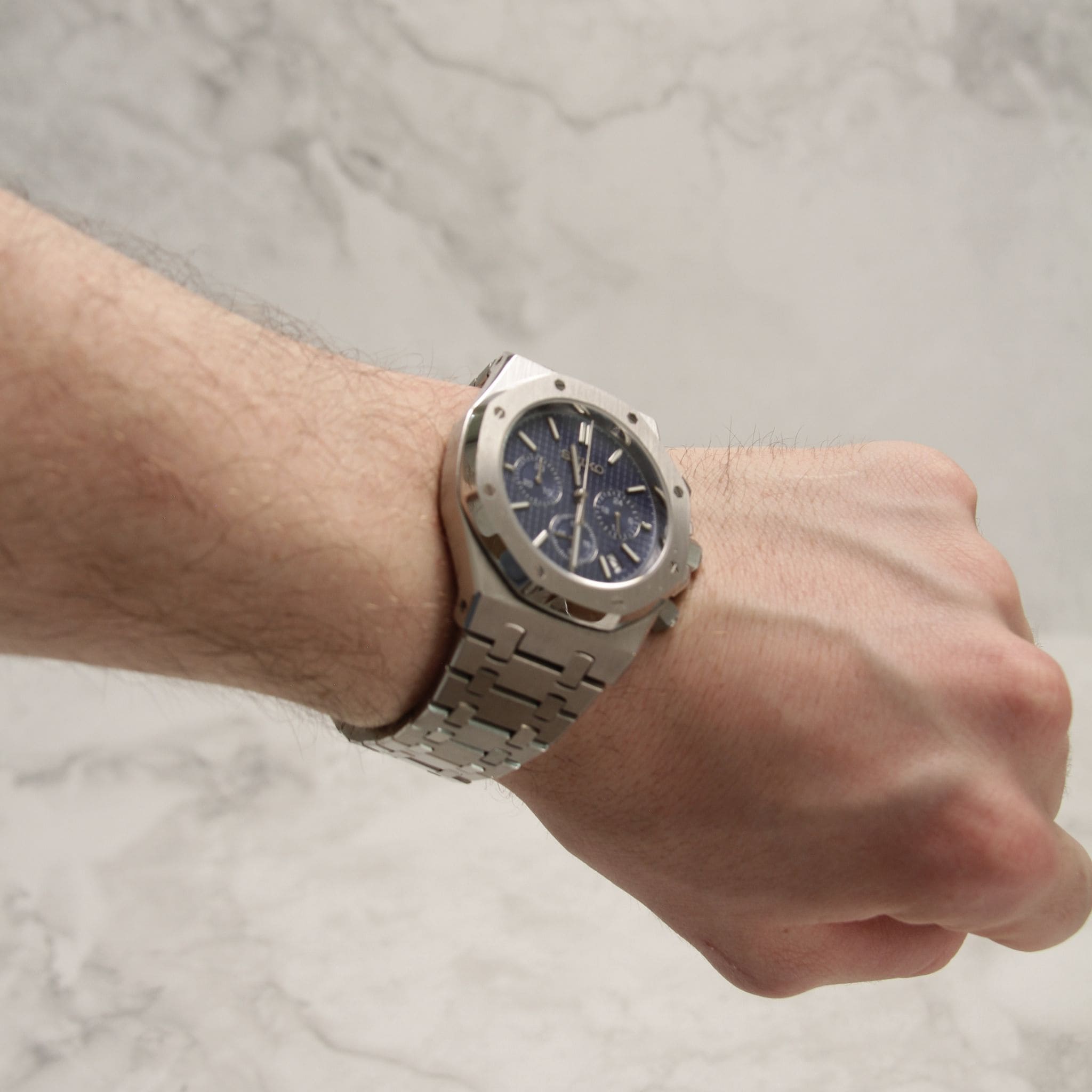 Seiko Mod Royal Oak Chronos bleu portée au poignet – montre personnalisée sportive à cadran bleu et boîtier octogonal