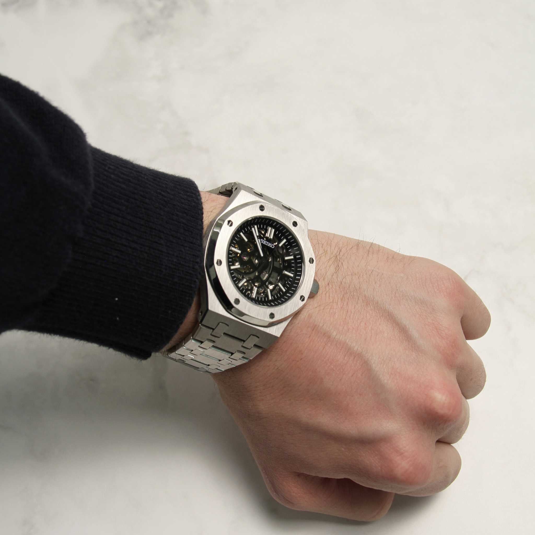 Seiko Mod Royal Oak Squelette portée au poignet – montre personnalisée élégante à cadran ajouré et boîtier octogonal.