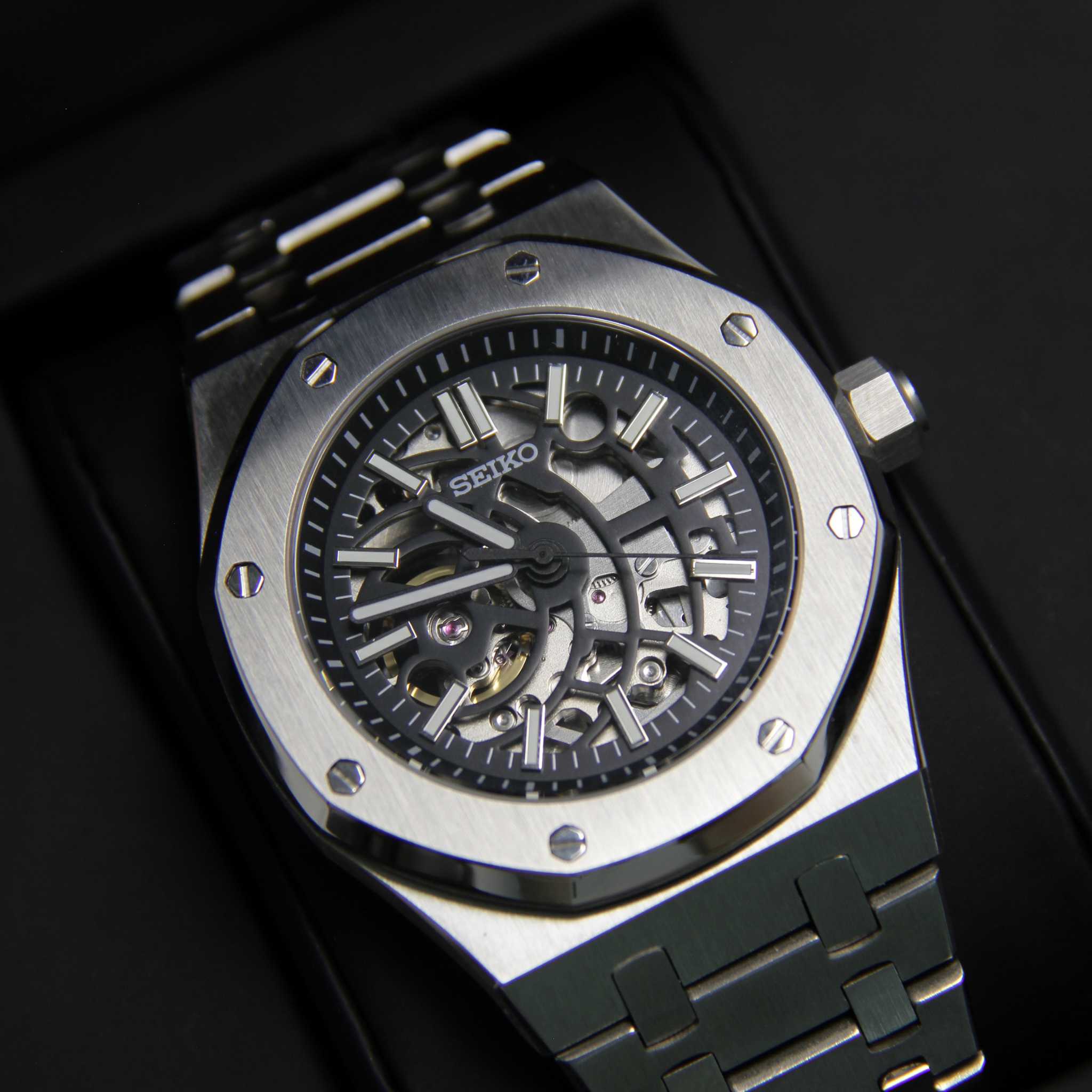 Montre Modus seiko Royal oak squelette sur coussin noir avec écrin Modus seiko.