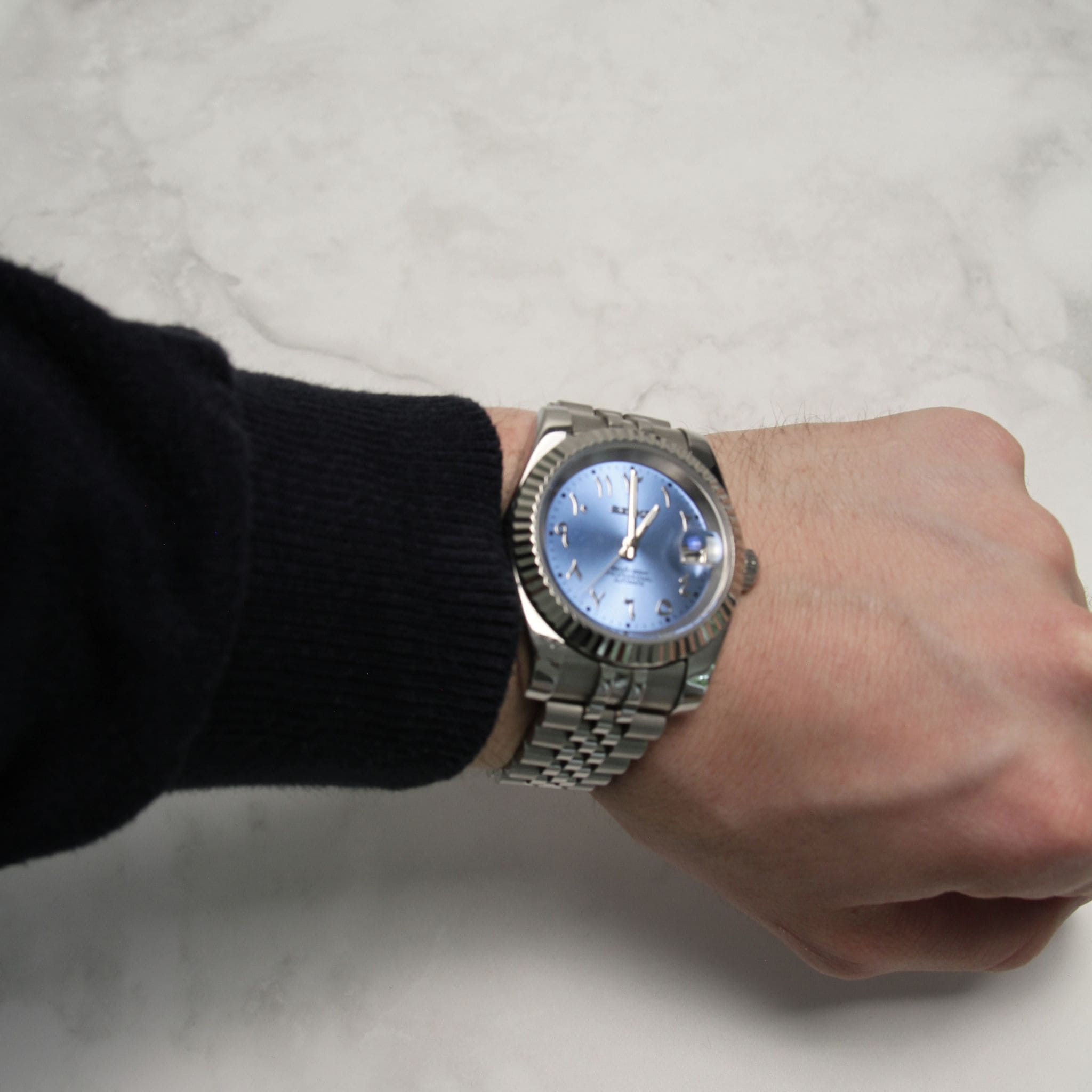 Seiko Mod Datejust Arabic Bleu portée au poignet – montre personnalisée élégante à cadran bleu avec chiffres arabes et boîtier cannelé