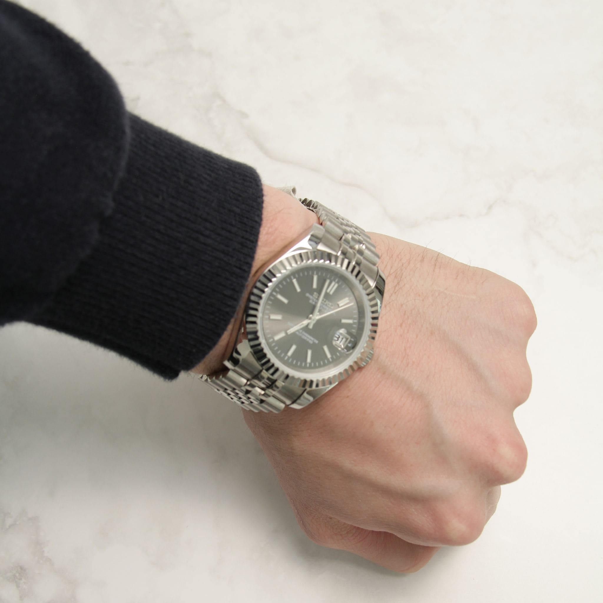 Seiko Mod Datejust gris portée au poignet – montre personnalisée élégante à cadran soleillé et lunette cannelée