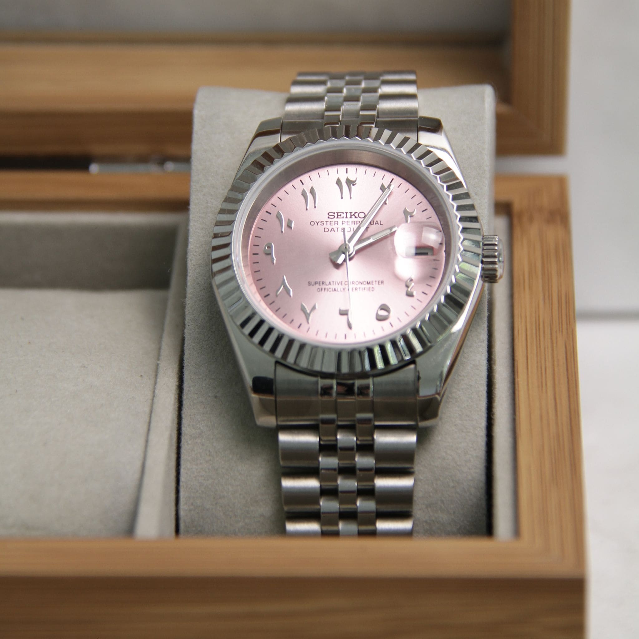 Montre Seiko mod datejust rose dans boite à montres