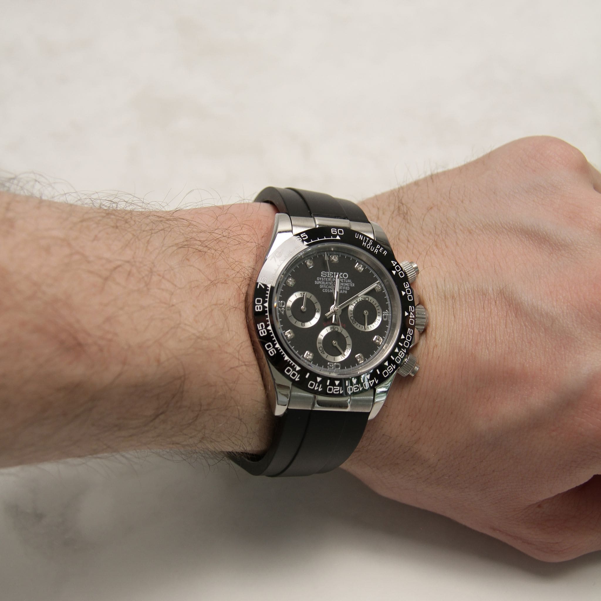 Seiko Mod Daytona VK63 noir argent diamant portée au poignet – montre sportive luxueuse à cadran diamanté et chronographe hybride