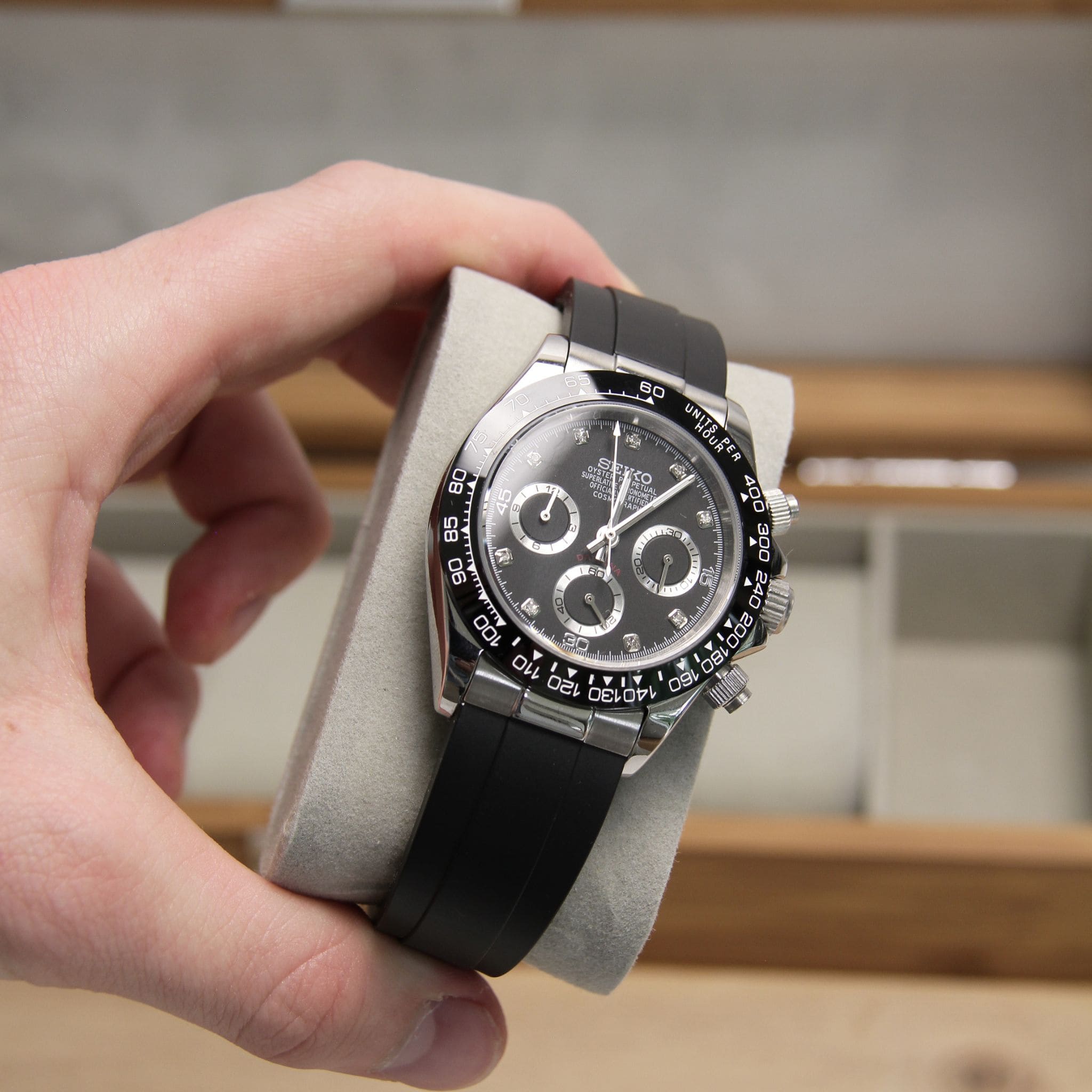 Montre Seiko mod daytona VK63 noir argent diamant vu de face sur coussin