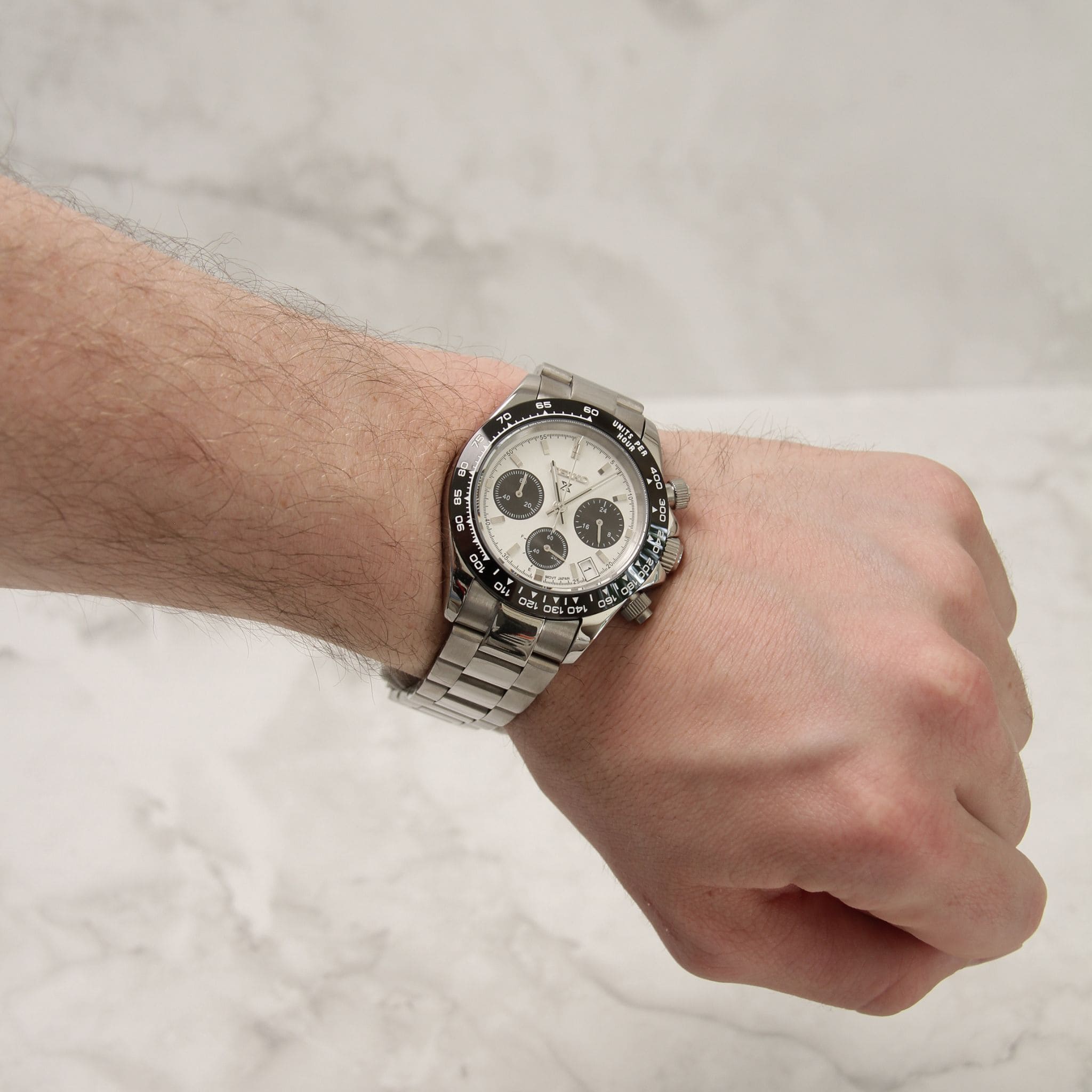 Seiko Mod Daytona blanc portée au poignet – montre personnalisée sportive à cadran blanc et bracelet Oysterflex