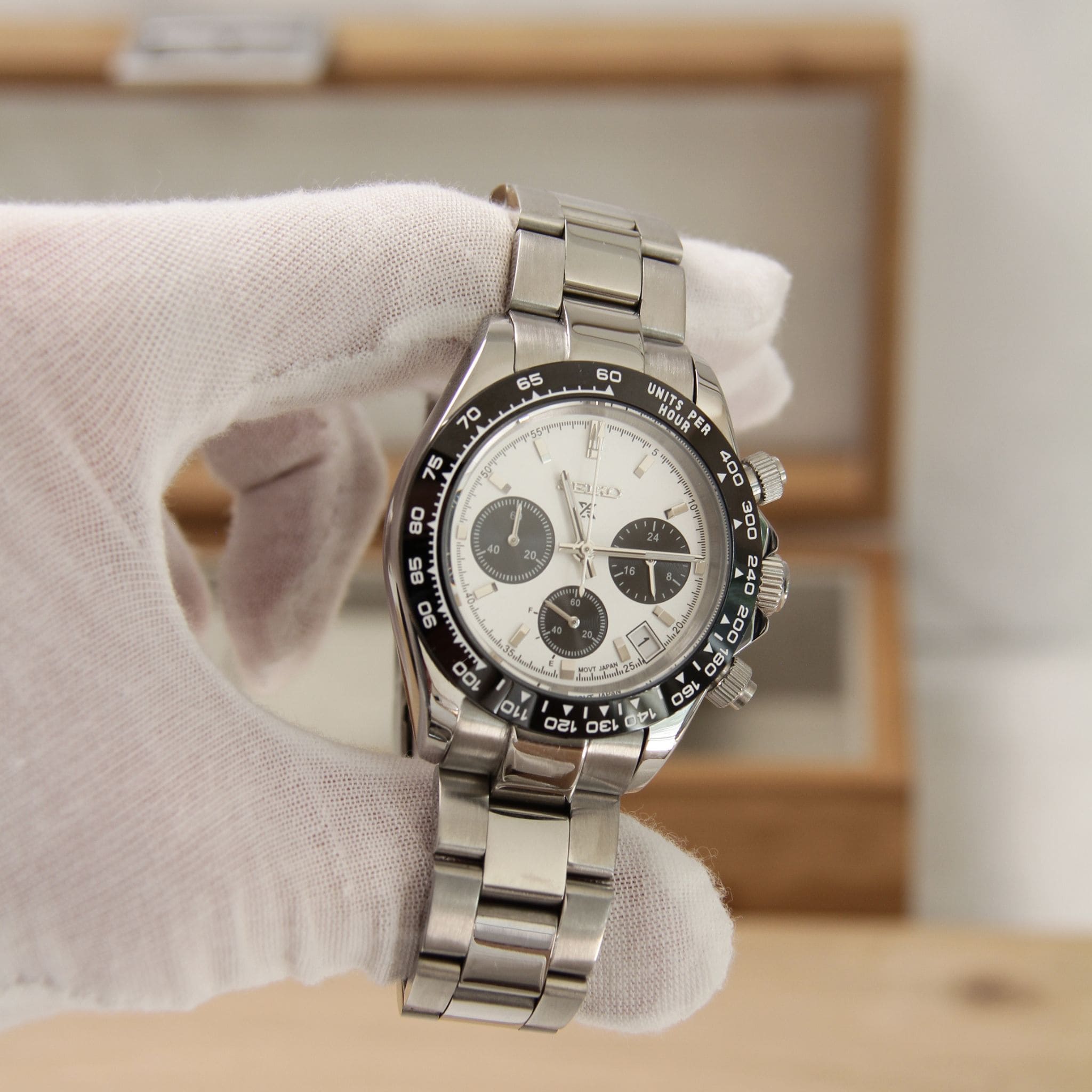 Montre Seiko mod daytona blanc vu de face sur coussin