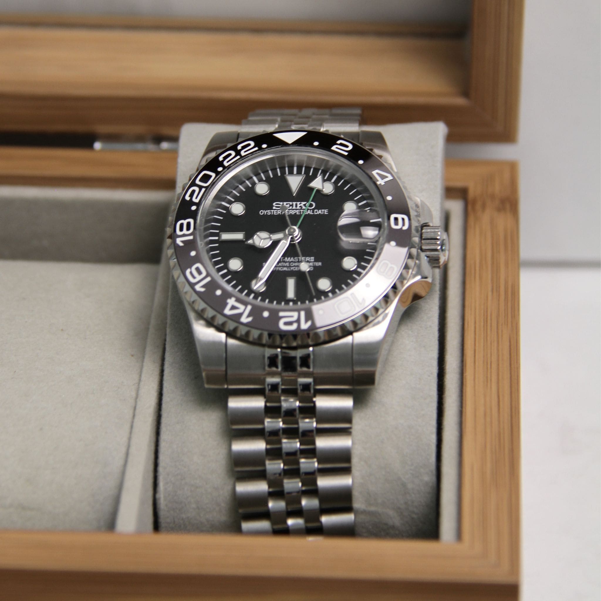 Montre Seiko mod gmt Bruce Wayne dans boite à montres