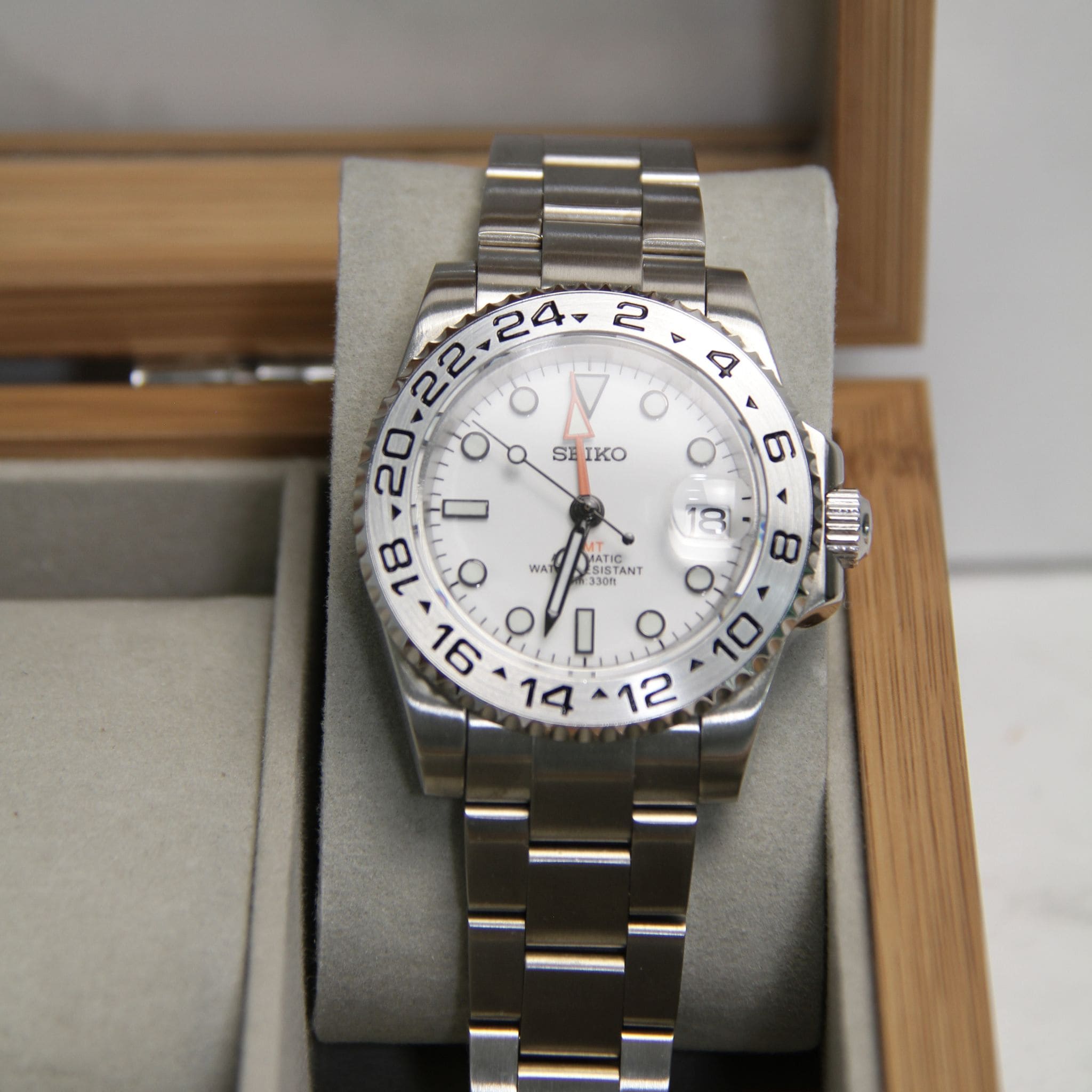 Montre Seiko mod gmt Explorer dans boite à montres.