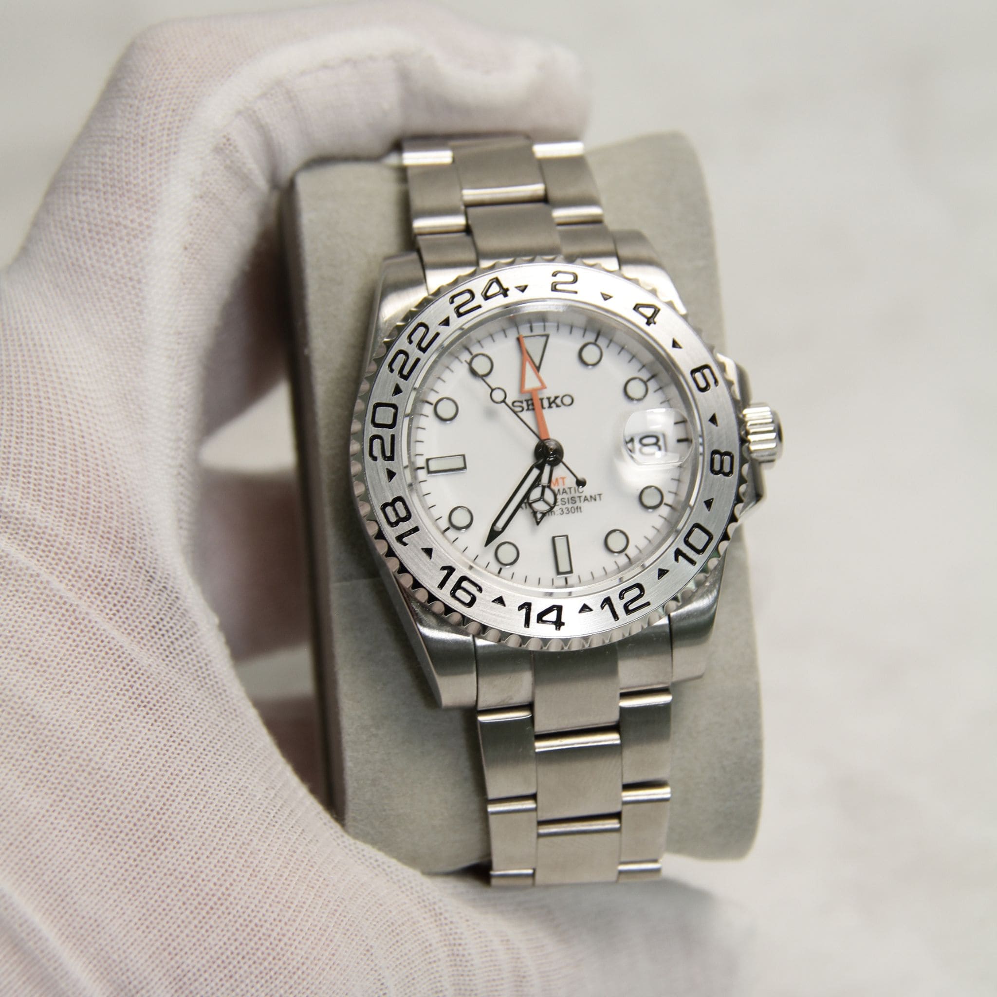 Montre Seiko Mod gmt Pepsi en gros plan sur coussin.