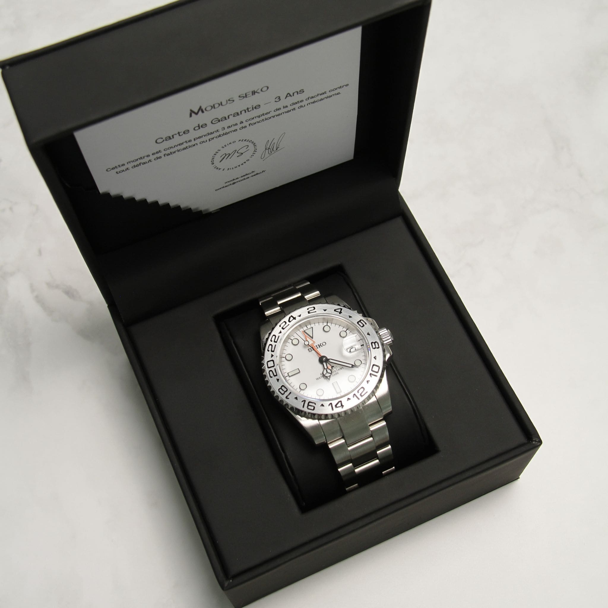 Montre Seiko mod gmt explorer dans son écrin Modus Seiko