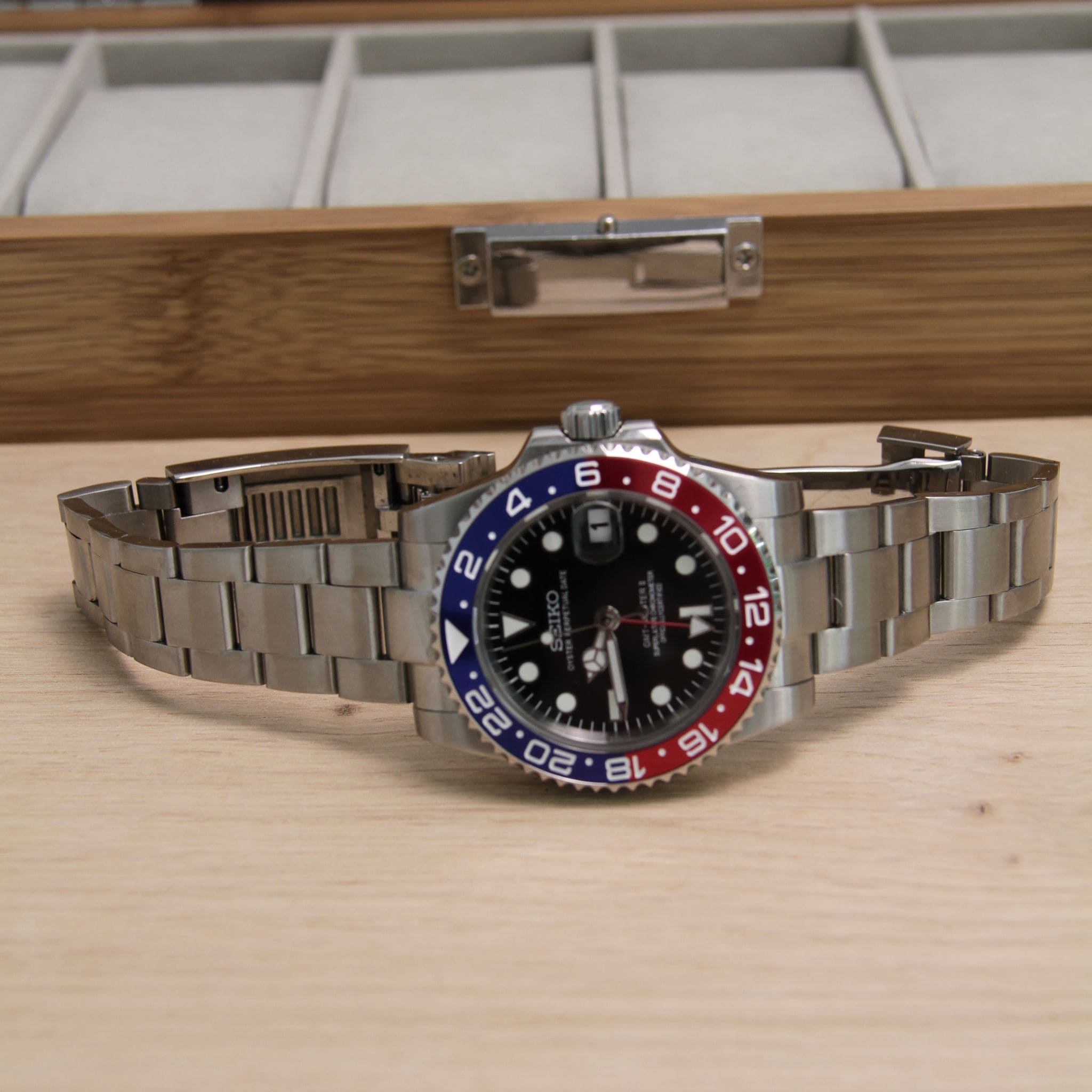 Montre Seiko Mod GMT Pepsi avec bracelet - mouvement automatique visible NH34.