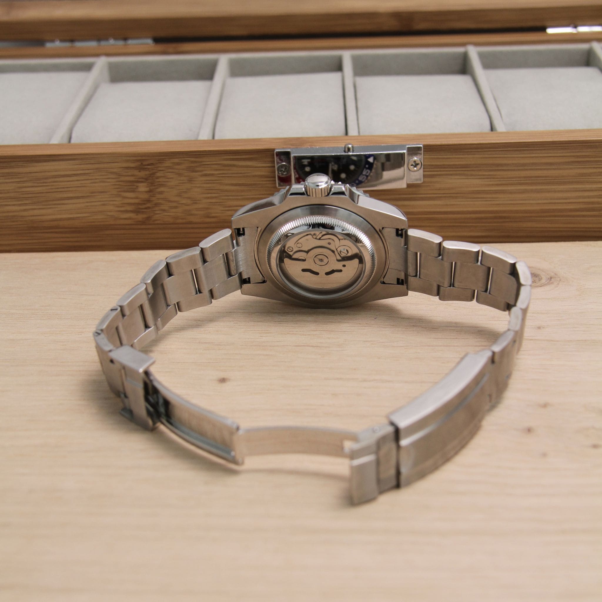 Fond de boîte transparent de la Seiko Mod GMT Pepsi – mouvement automatique visible NH34.