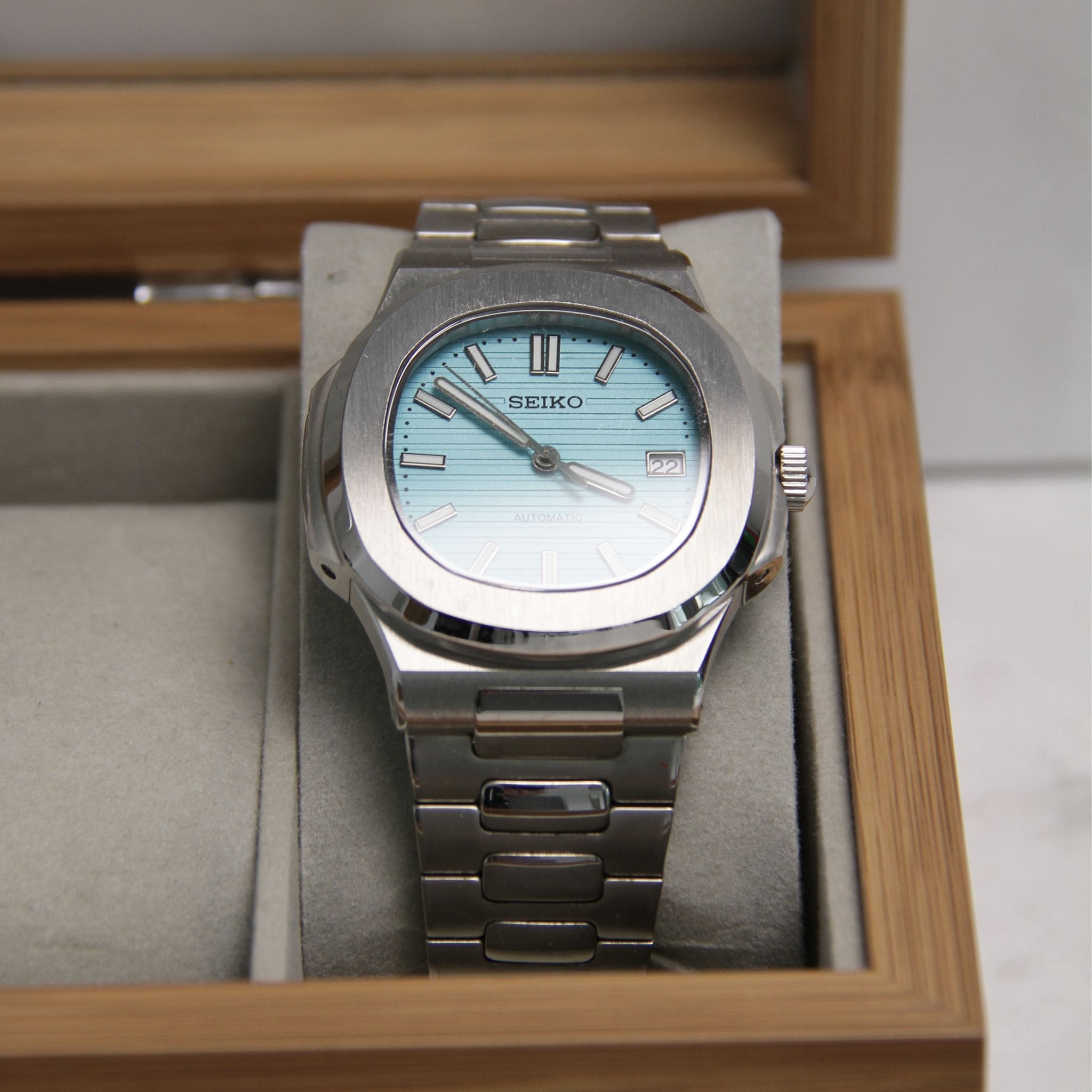 Montre Seiko mod nautilus Tiffany bleu ciel dans boite à montres