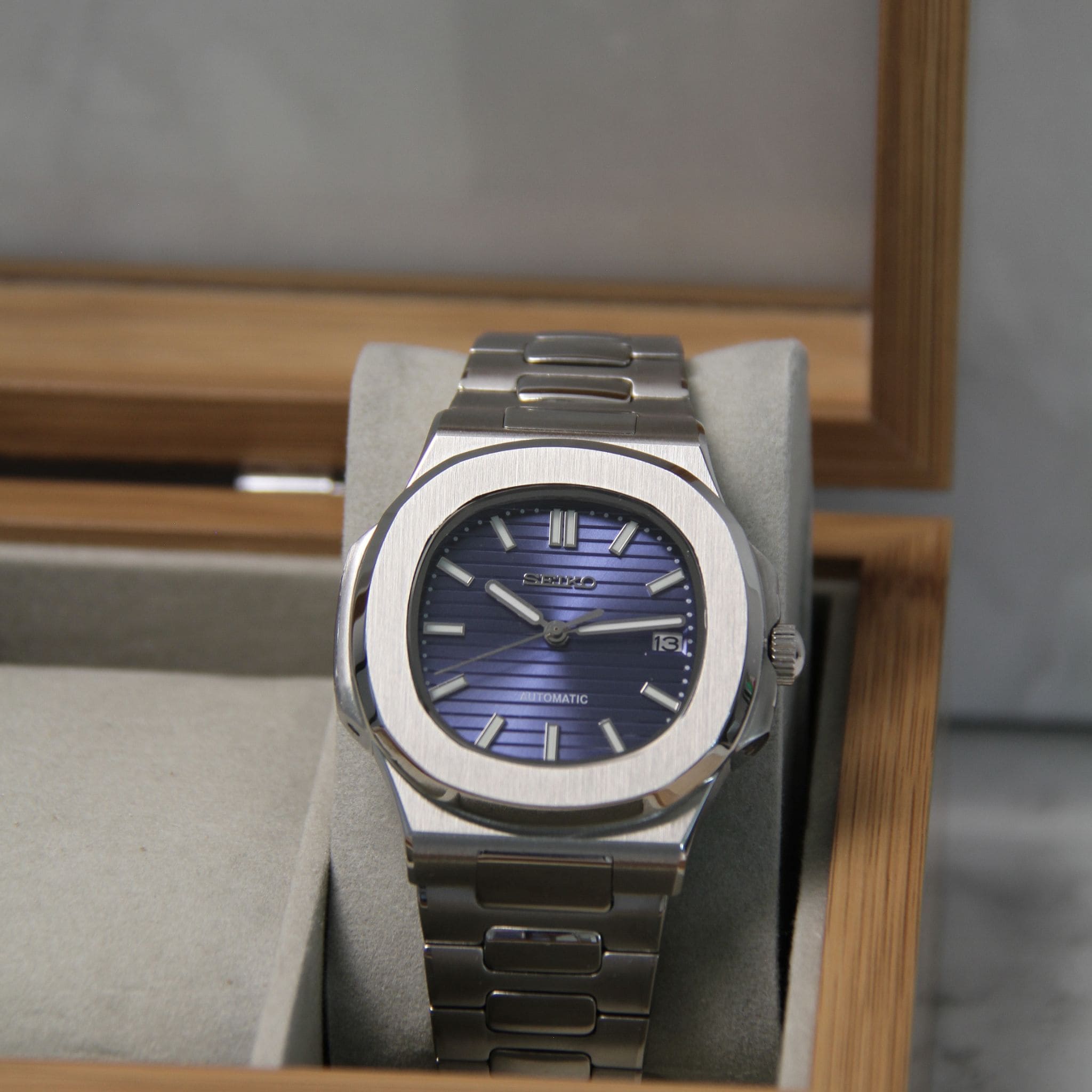 Montre Seiko mod nautilus bleu marine dans boite à montres