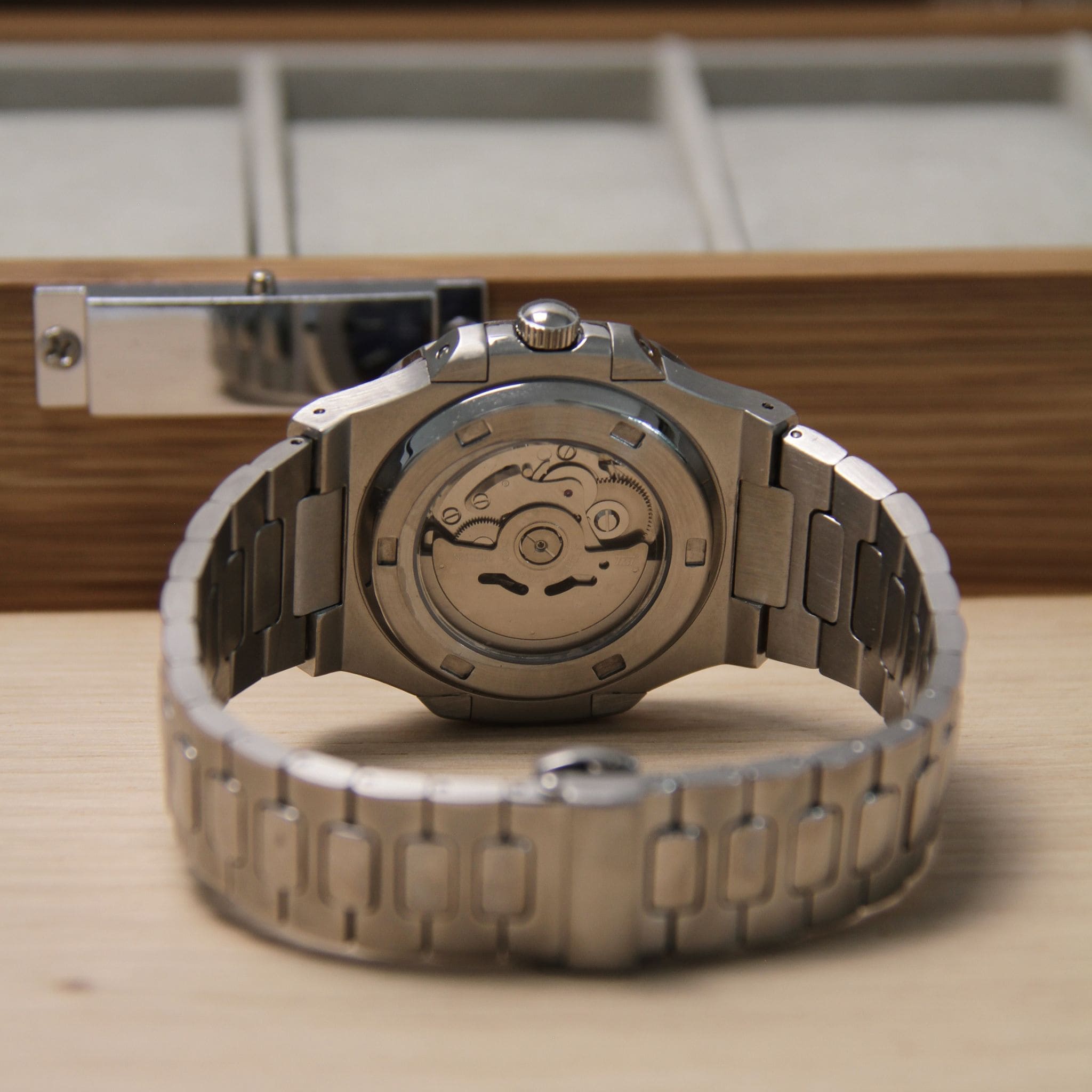 Fond de boîte transparent de la Seiko Mod nautilus bleu marine – mouvement automatique visible NH35