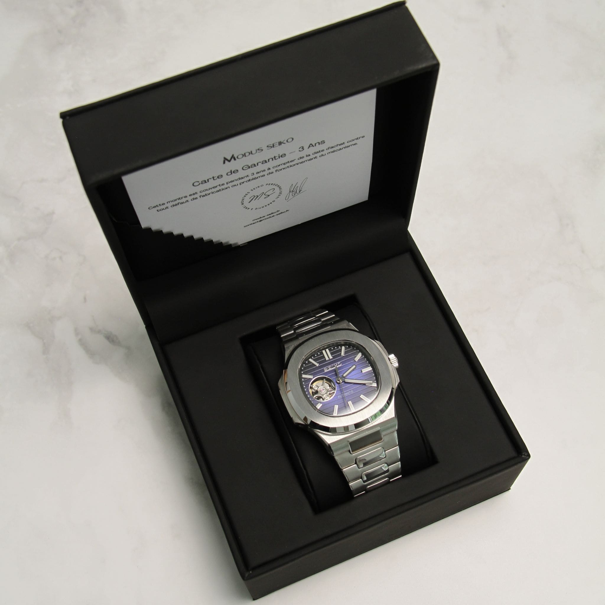 Montre Seiko mod nautilus bleu squelette cœur ouvert dans son écrin Modus Seiko