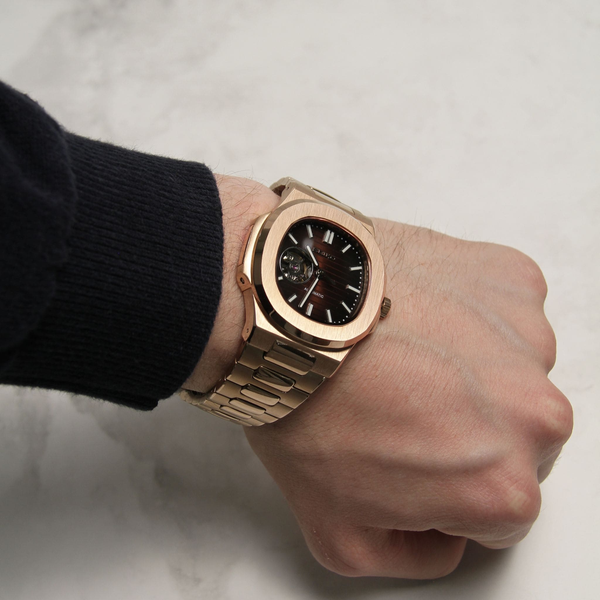 Seiko Mod Nautilus marron squelette cœur ouvert portée au poignet – montre personnalisée élégante à cadran marron ajouré