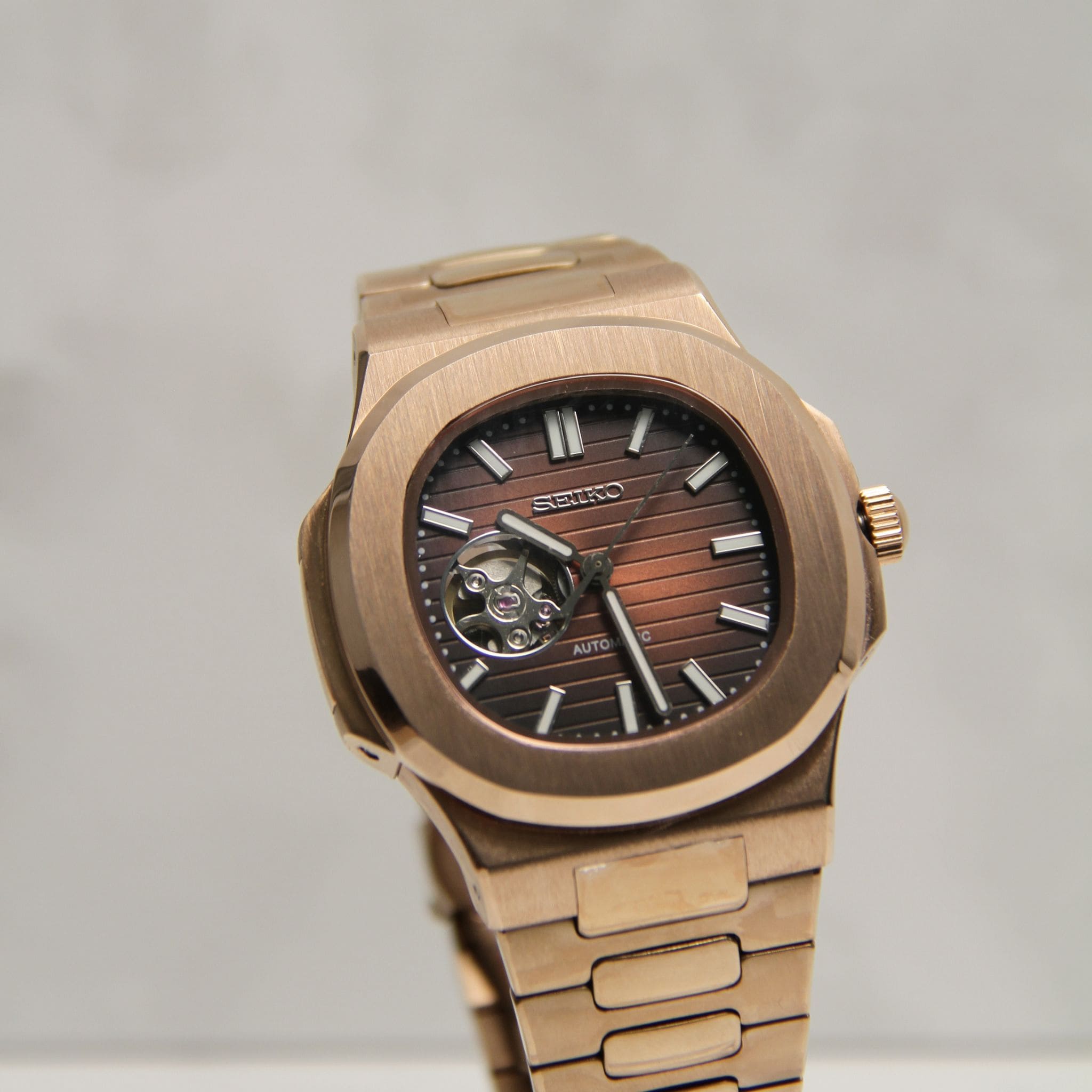 Montre Seiko mod nautilus marron squelette cœur ouvert vu de face sur coussin