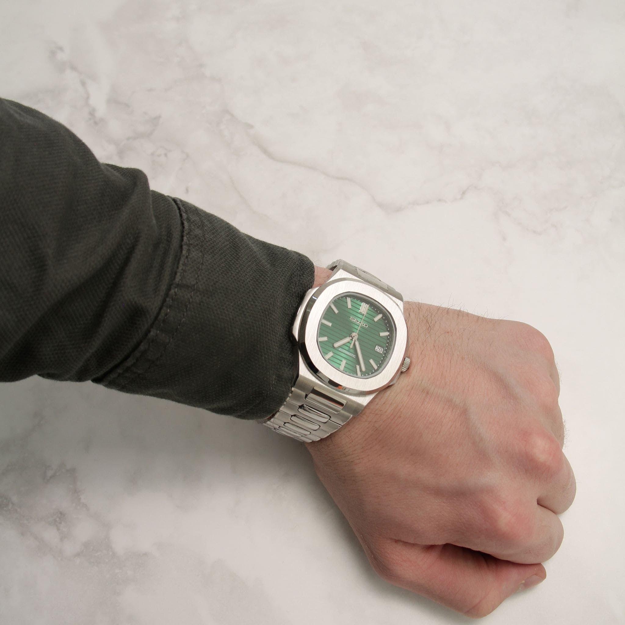 Seiko Mod Nautilus Verte portée au poignet – montre personnalisée élégante à cadran vert et bracelet acier