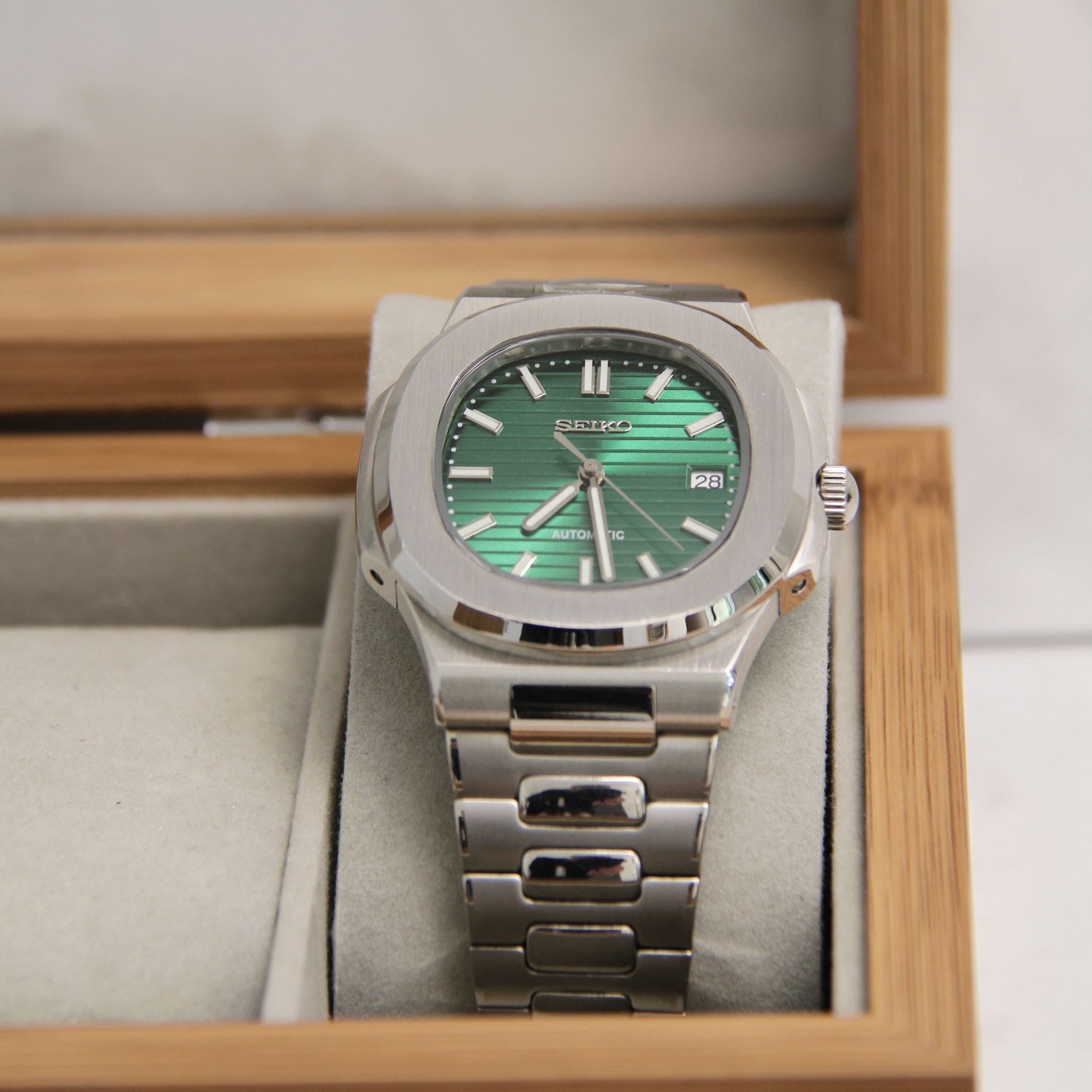 Montre Seiko mod nautilus vert dans boite à montres