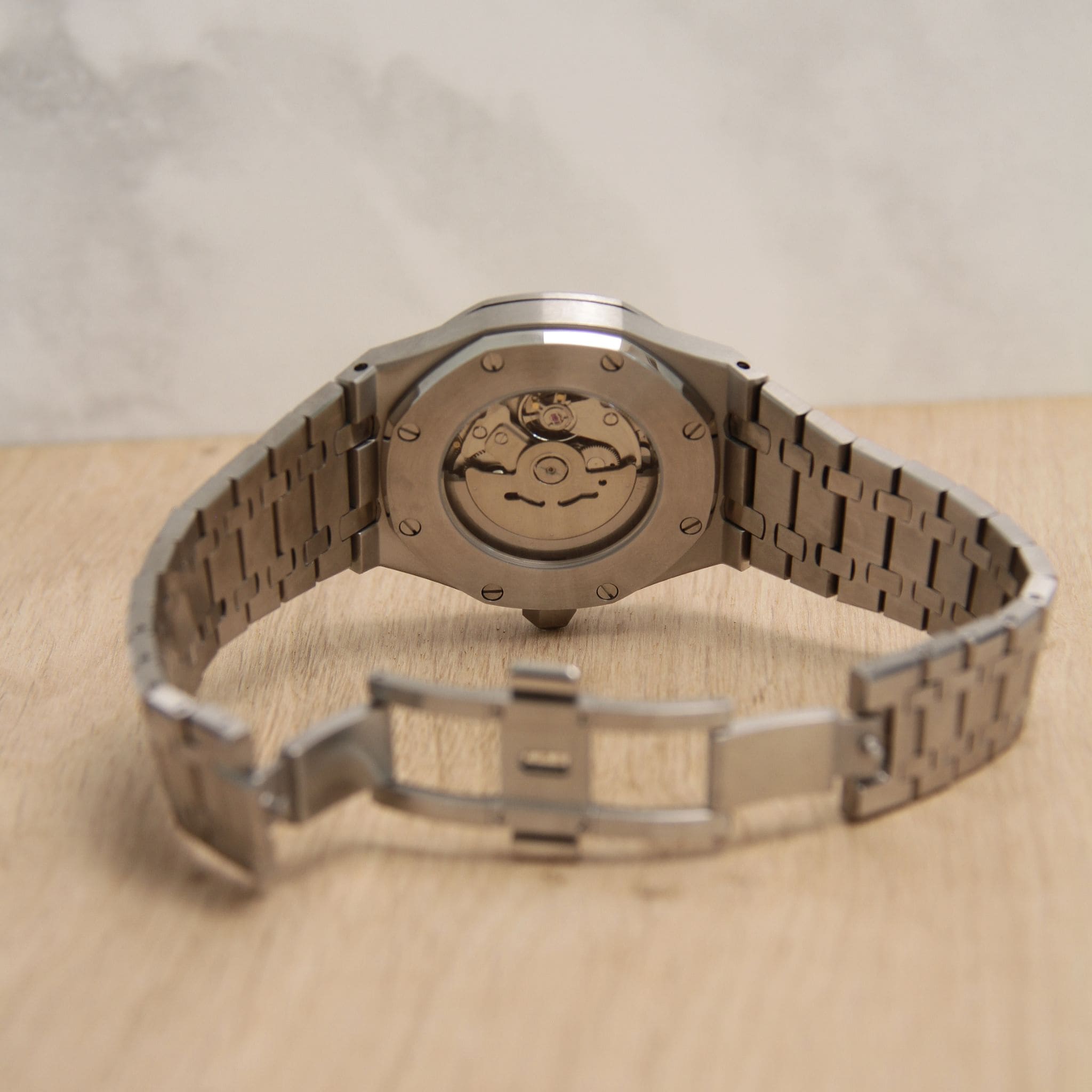 Fond de boîte transparent de la Seiko Mod Royal Oak blanc – mouvement automatique visible NH35.