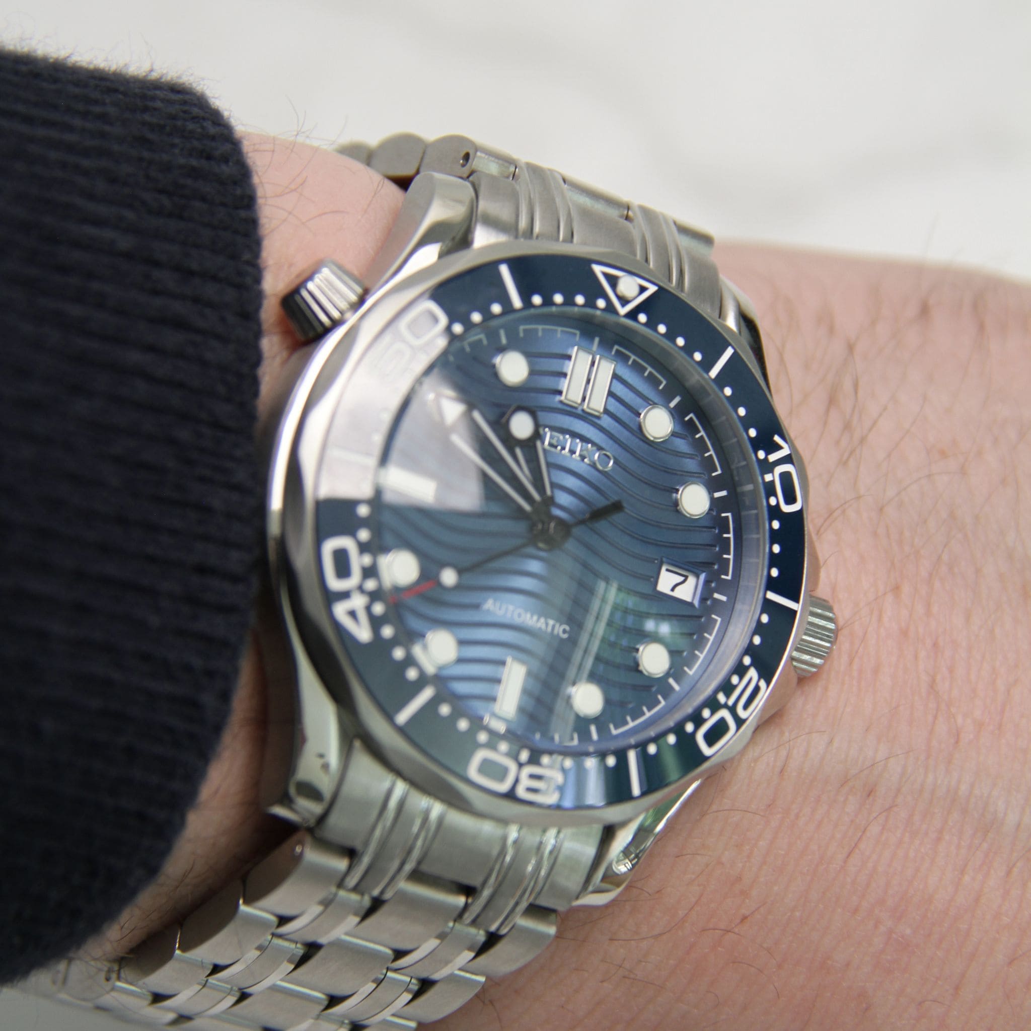 Seiko Mod Seamaster Diver bleu portée au poignet – montre personnalisée sportive à lunette marine et cadran automatique