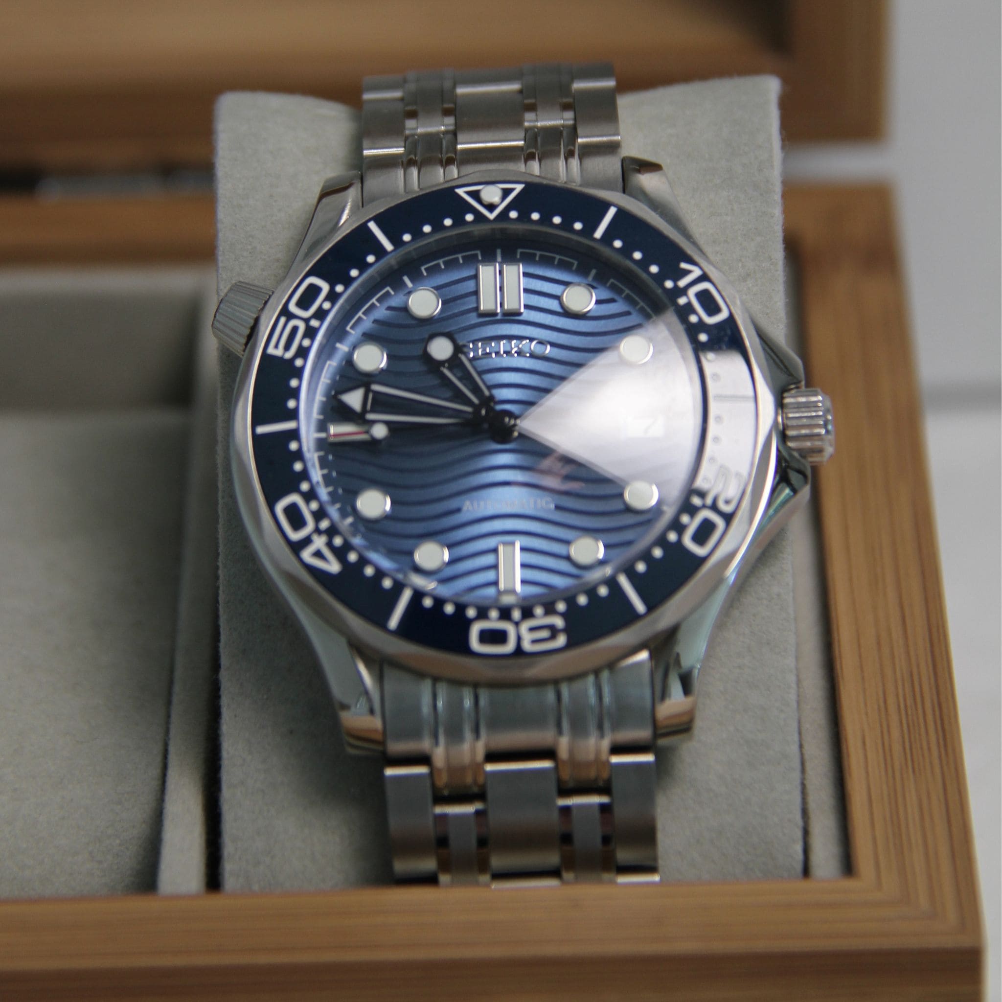 Montre Seiko mod seamaster diver bleu dans boite à montres