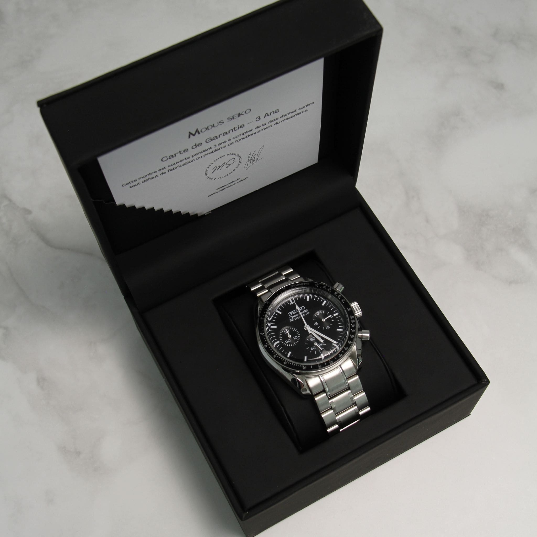 Montre Seiko mod speedmaster noir dans son écrin Modus Seiko