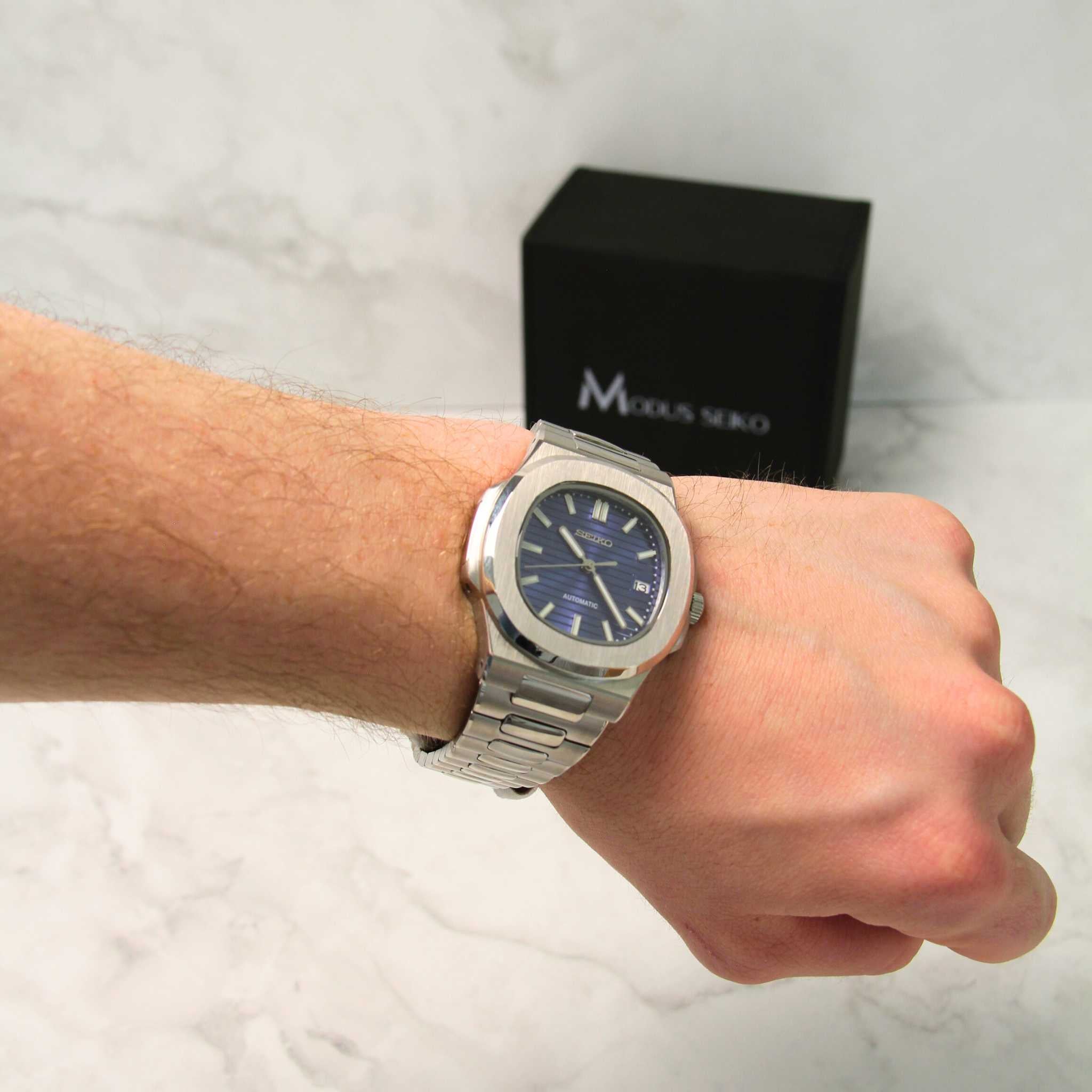 Seiko Mod Nautilus Bleu Marine portée au poignet – montre personnalisée élégante à cadran bleu marine profond