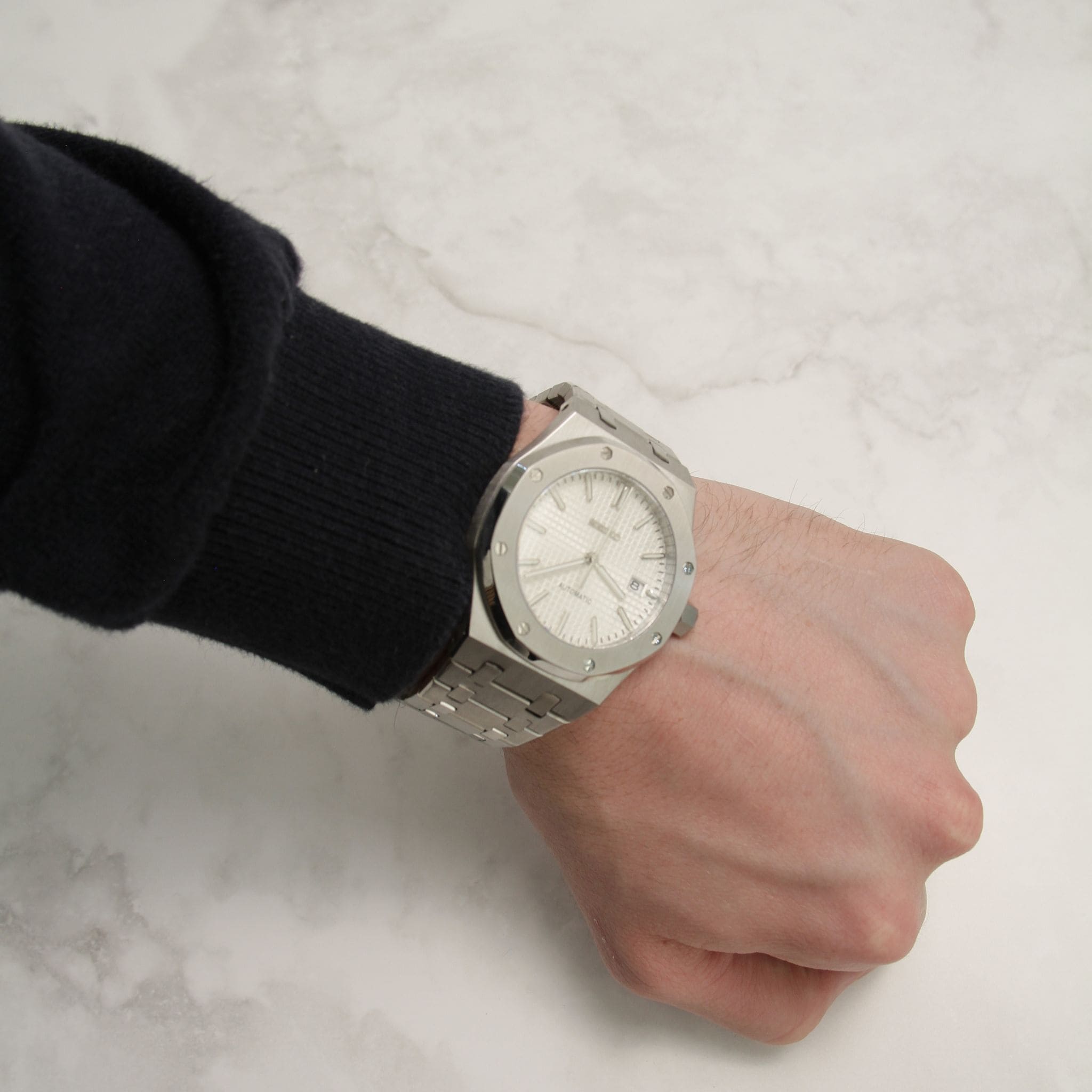 Seiko Mod Royal Oak blanc portée au poignet – montre personnalisée élégante à cadran blanc et boîtier acier brossé