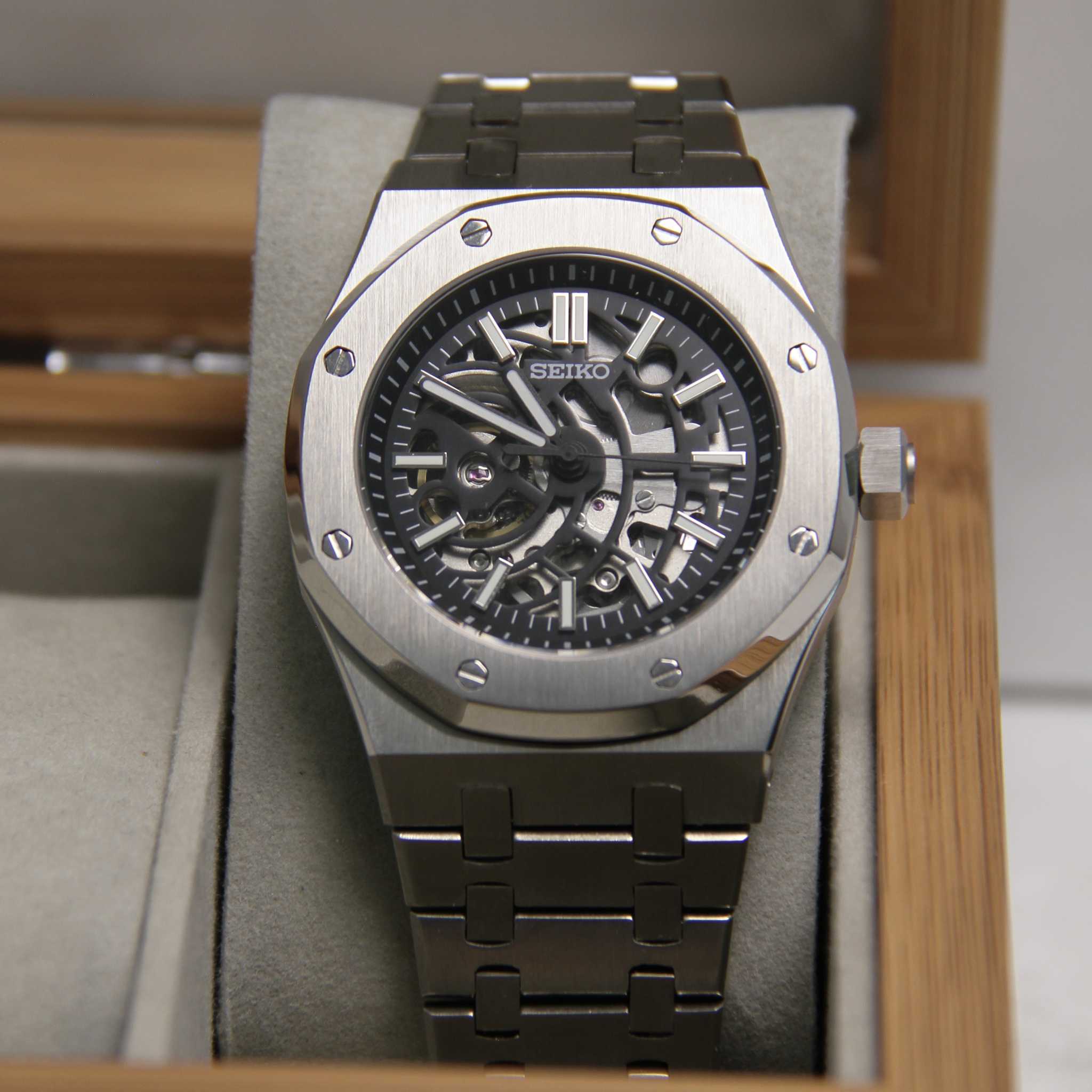 Montre Seiko mod Royal oak squelette dans boite à montres.