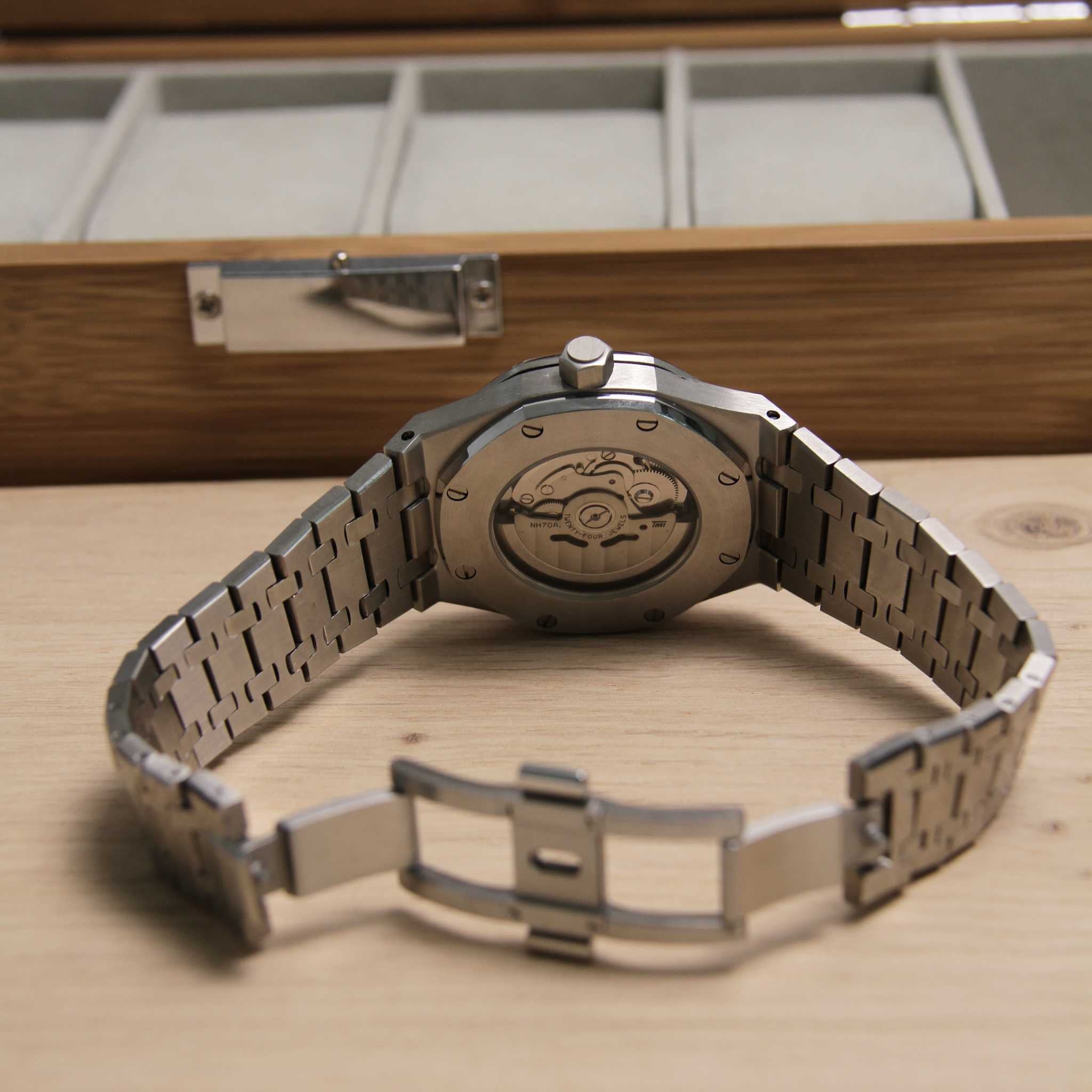 Fond de boîte transparent de la Seiko Mod Royal Oak Squelette – mouvement automatique visible NH35.