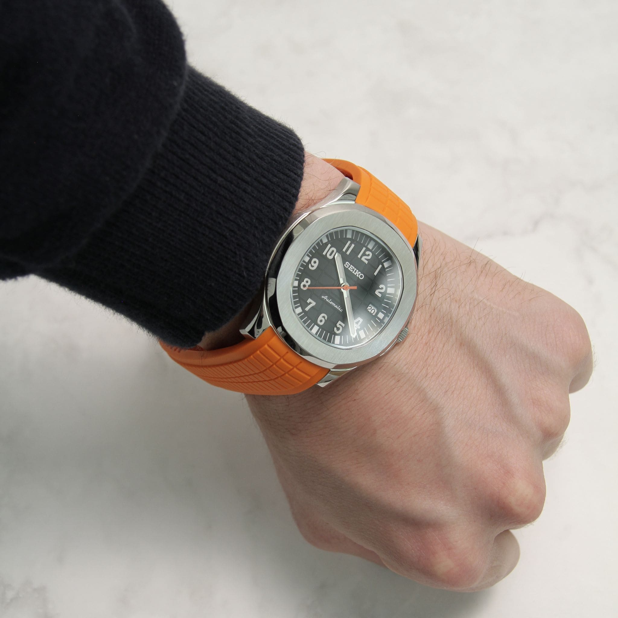 Seiko Mod Aquanaut Orange portée au poignet – montre personnalisée sportive à cadran texturé et boîtier coussin