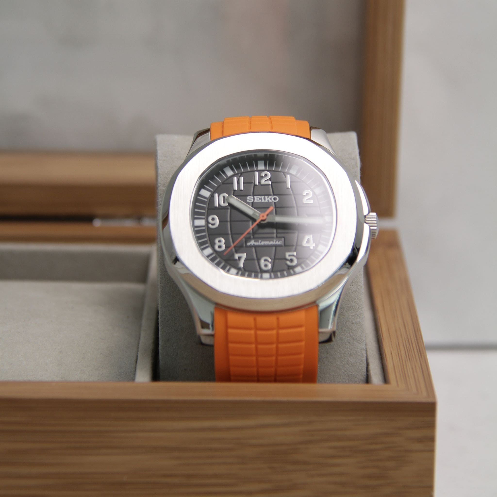 Montre Seiko mod aquanaut orange dans boite à montres