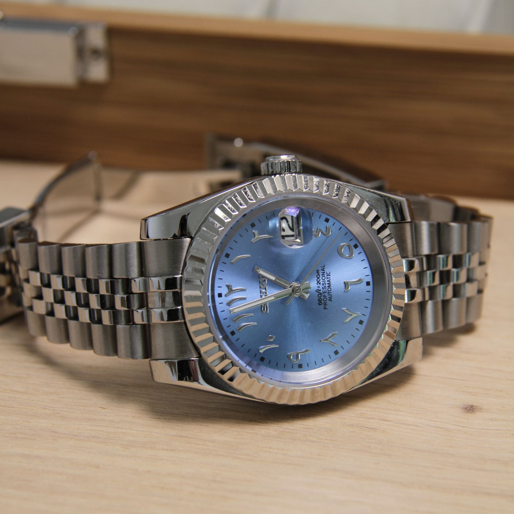 Montre Seiko Mod Datejust Arabic Bleu avec bracelet – mouvement automatique visible NH35