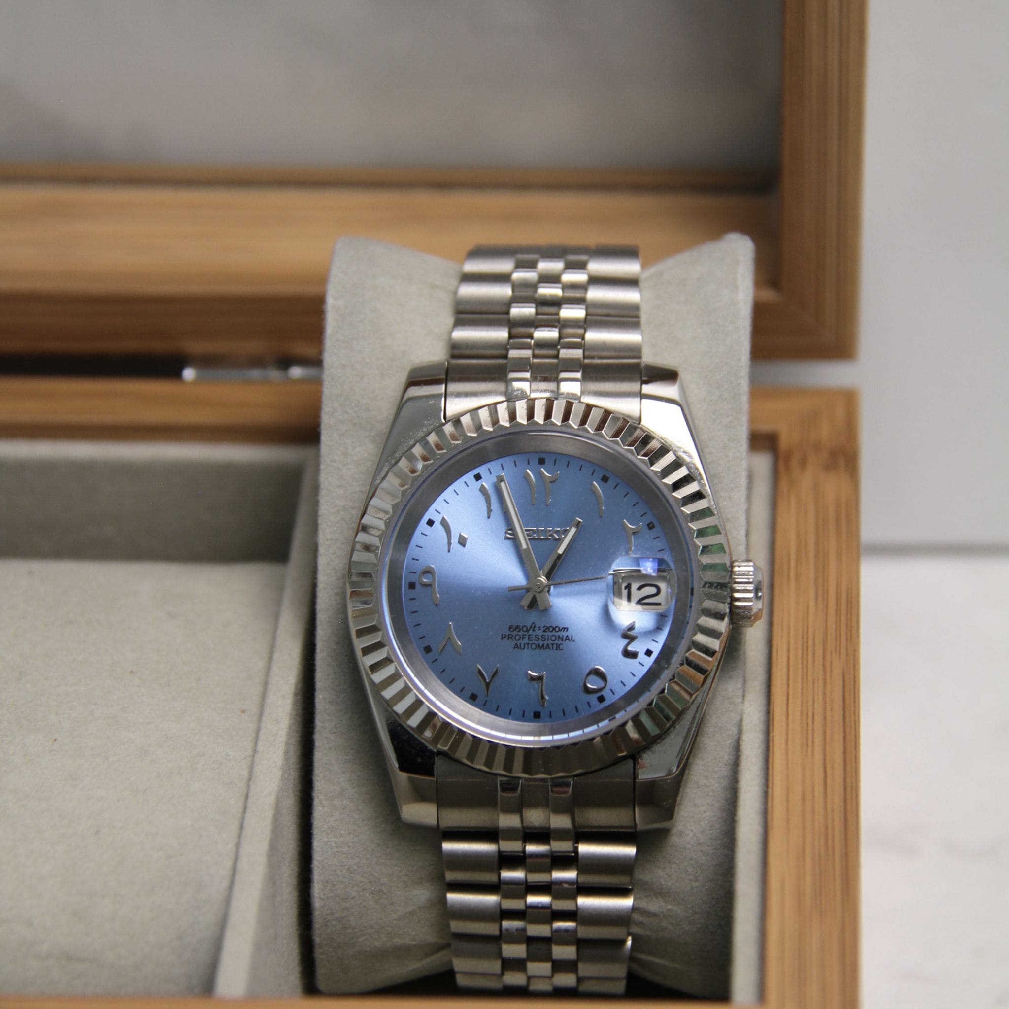 Montre Seiko mod datejust arabic bleu dans boite à montres