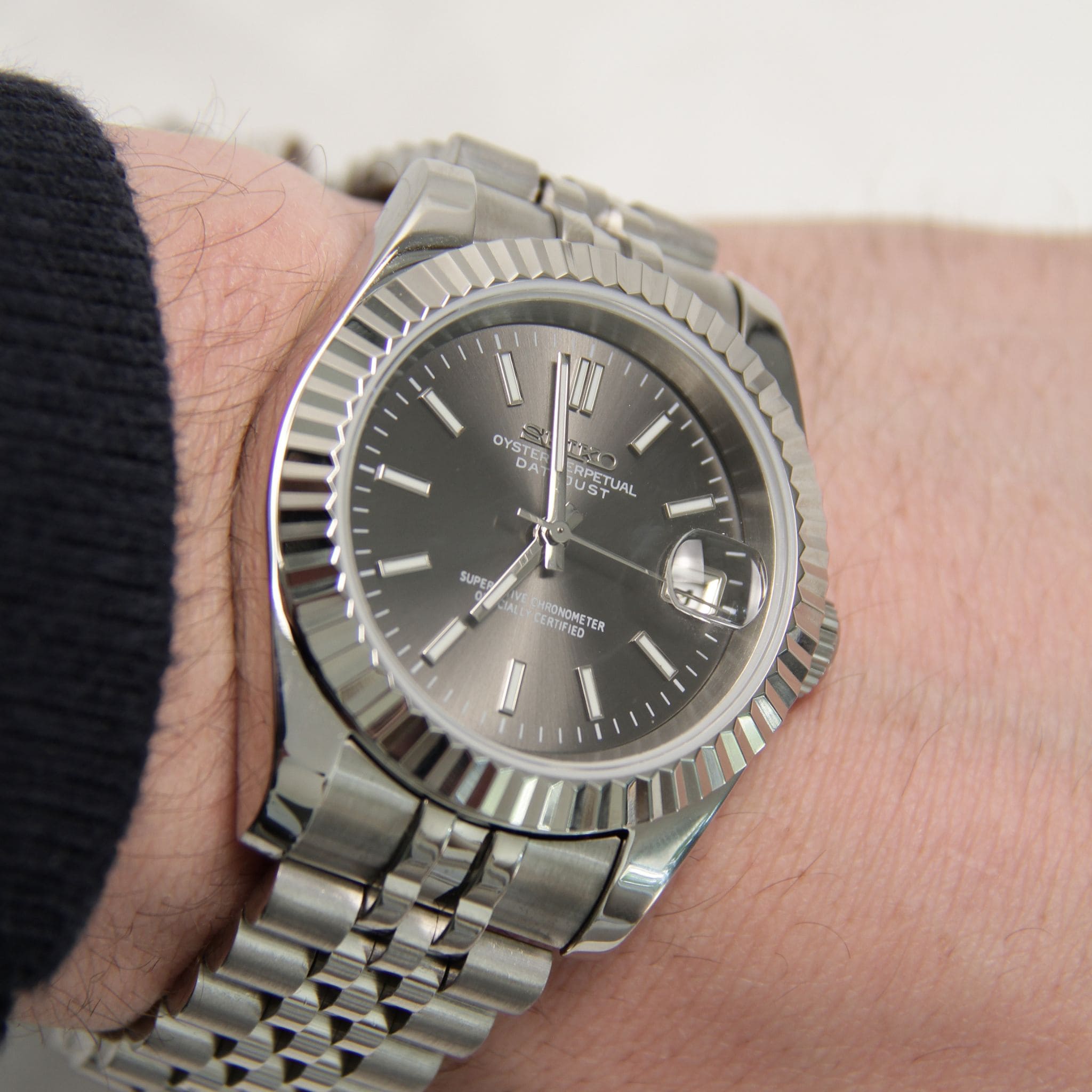 Seiko Mod Datejust gris portée au poignet – montre personnalisée élégante à cadran soleillé et lunette cannelée