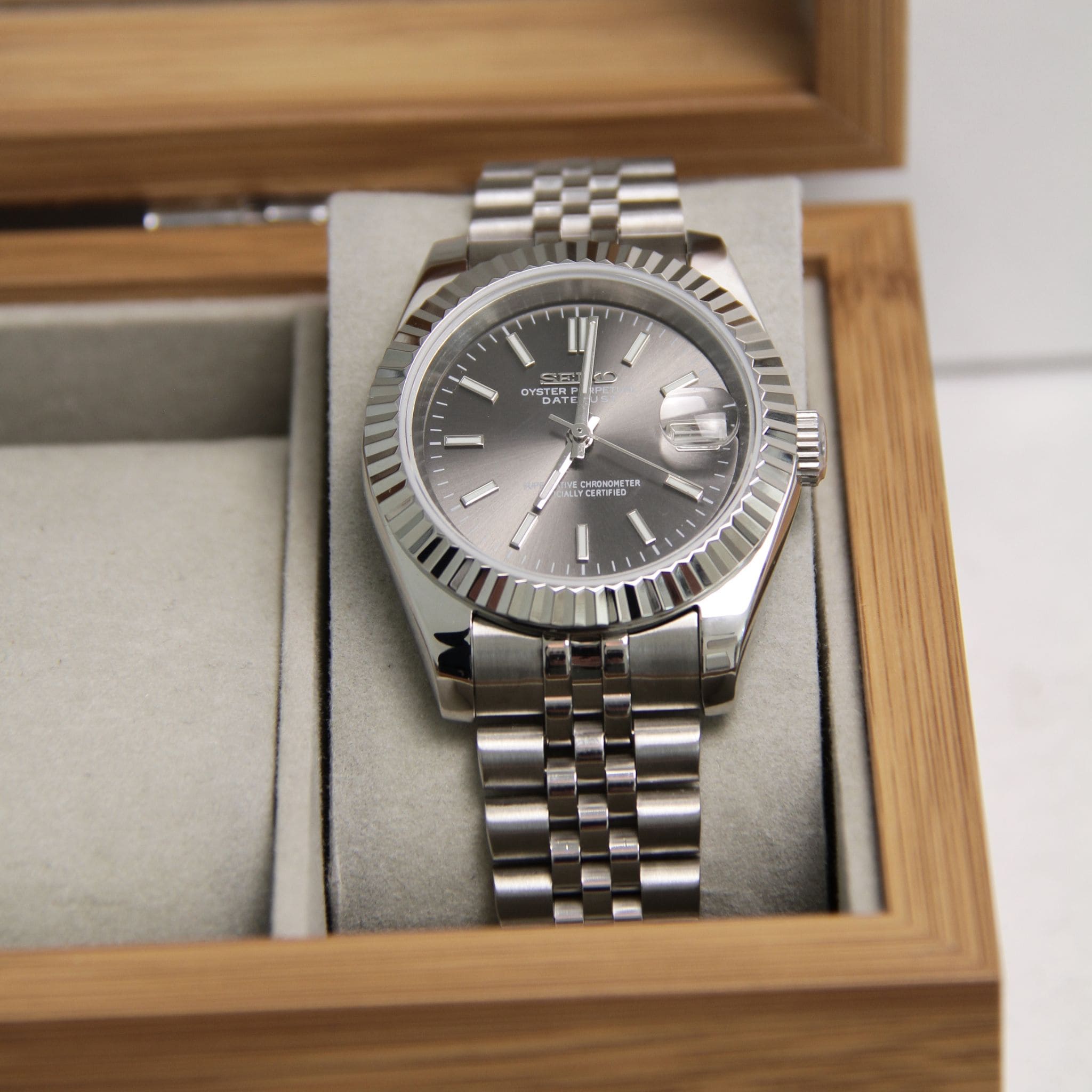 Montre Seiko mod datejust gris dans boite à montres