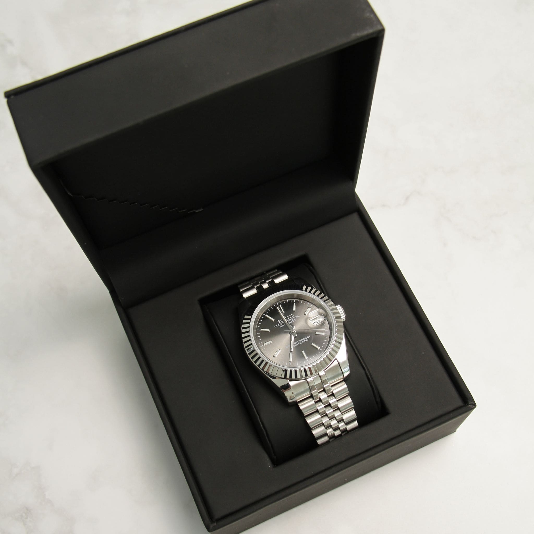 Montre Seiko mod datejust gris dans son écrin Modus Seiko