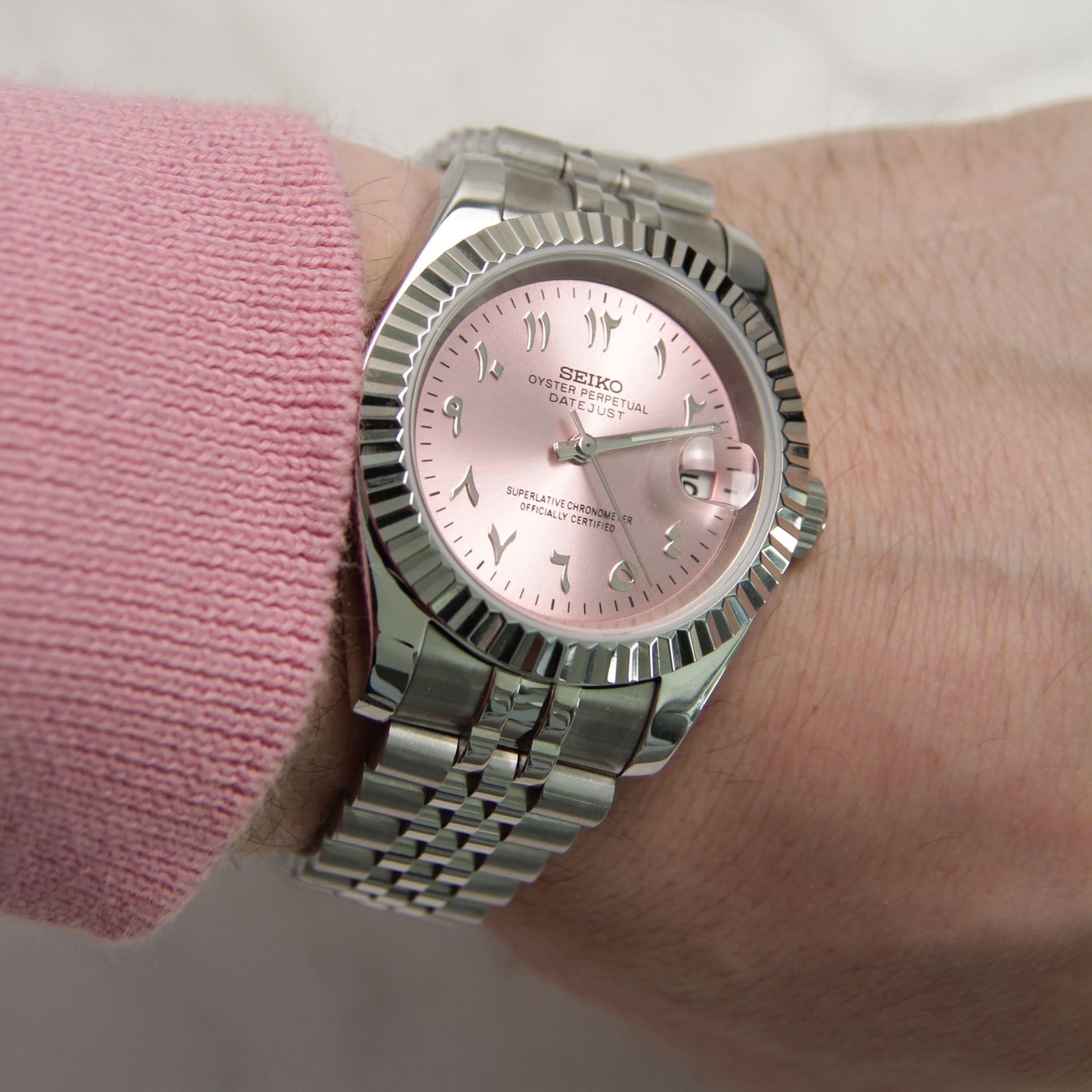 Seiko Mod Datejust rose portée au poignet – montre personnalisée élégante à cadran rose et boîtier classique