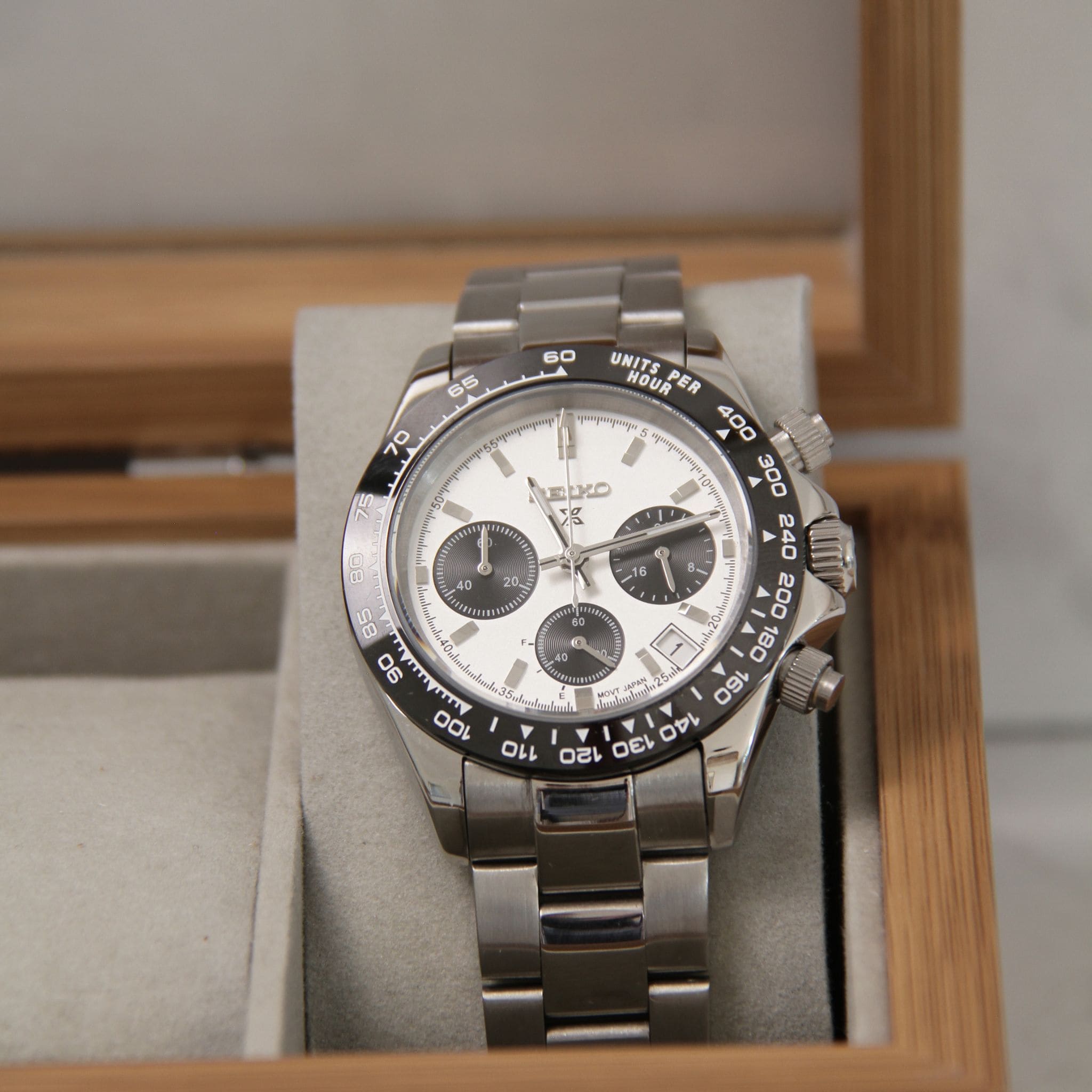 Montre Seiko mod daytona blanc dans boite à montres