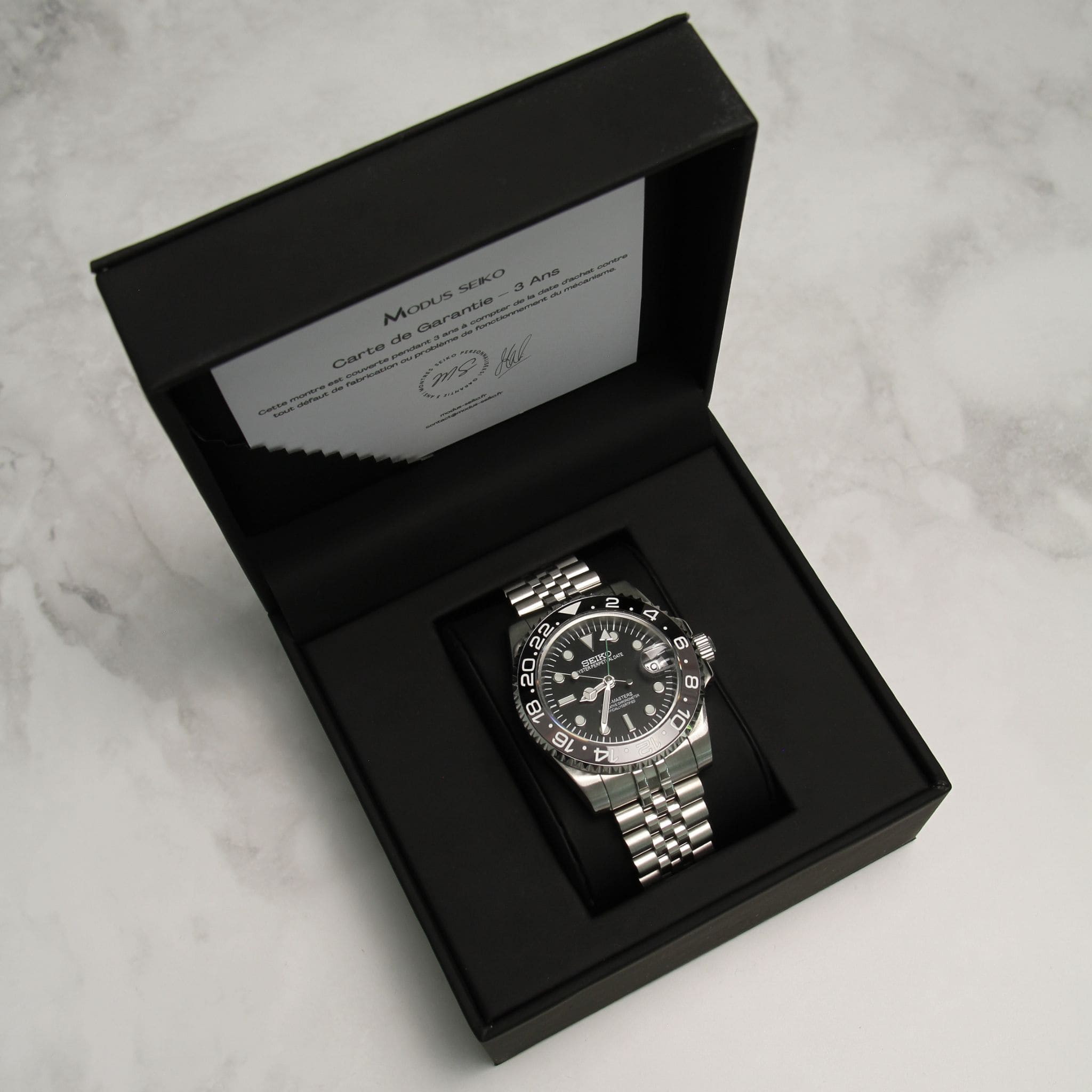 Montre Seiko mod gmt Bruce Wayne dans son écrin Modus Seiko
