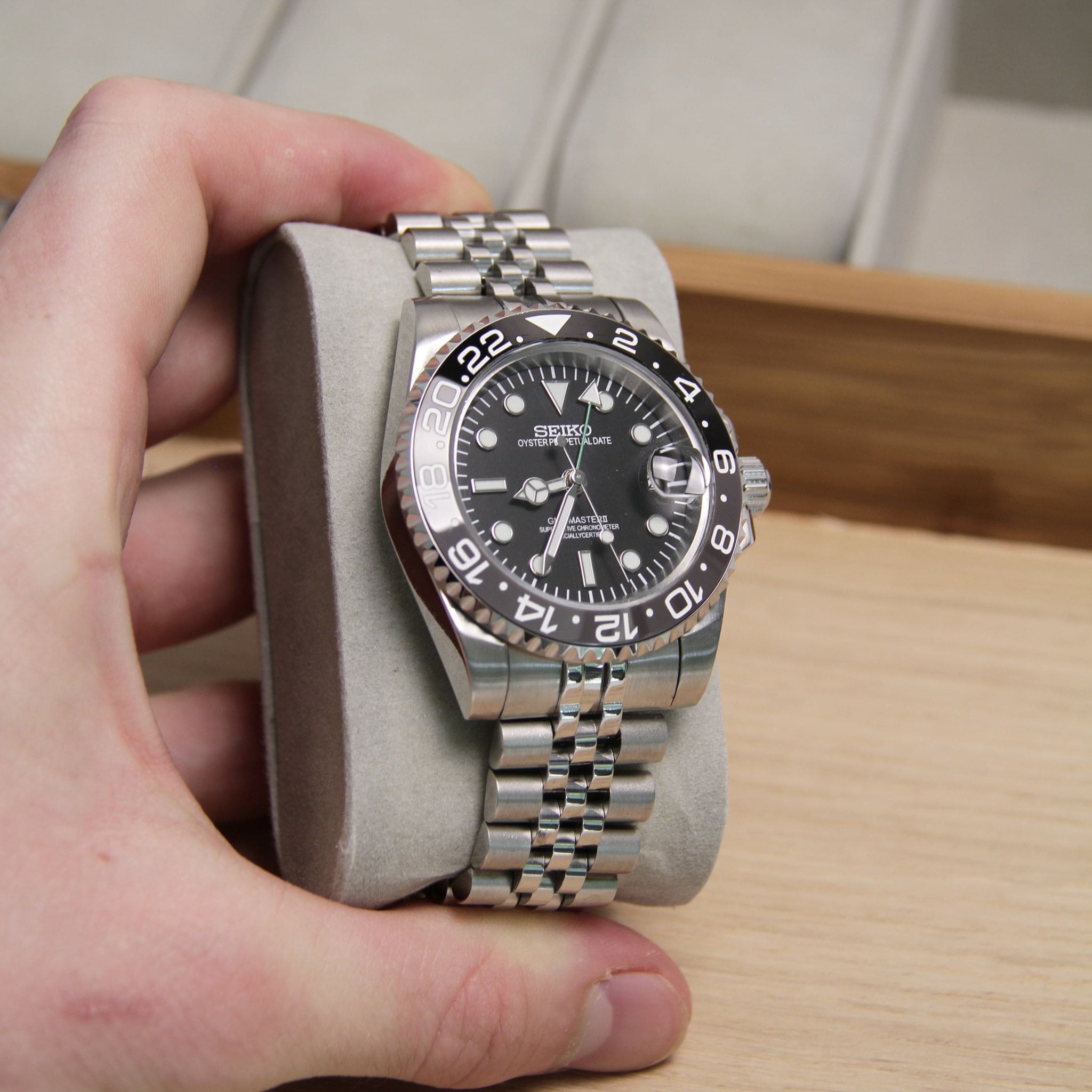 Montre Seiko mod gmt Bruce Wayne vu de face sur coussin