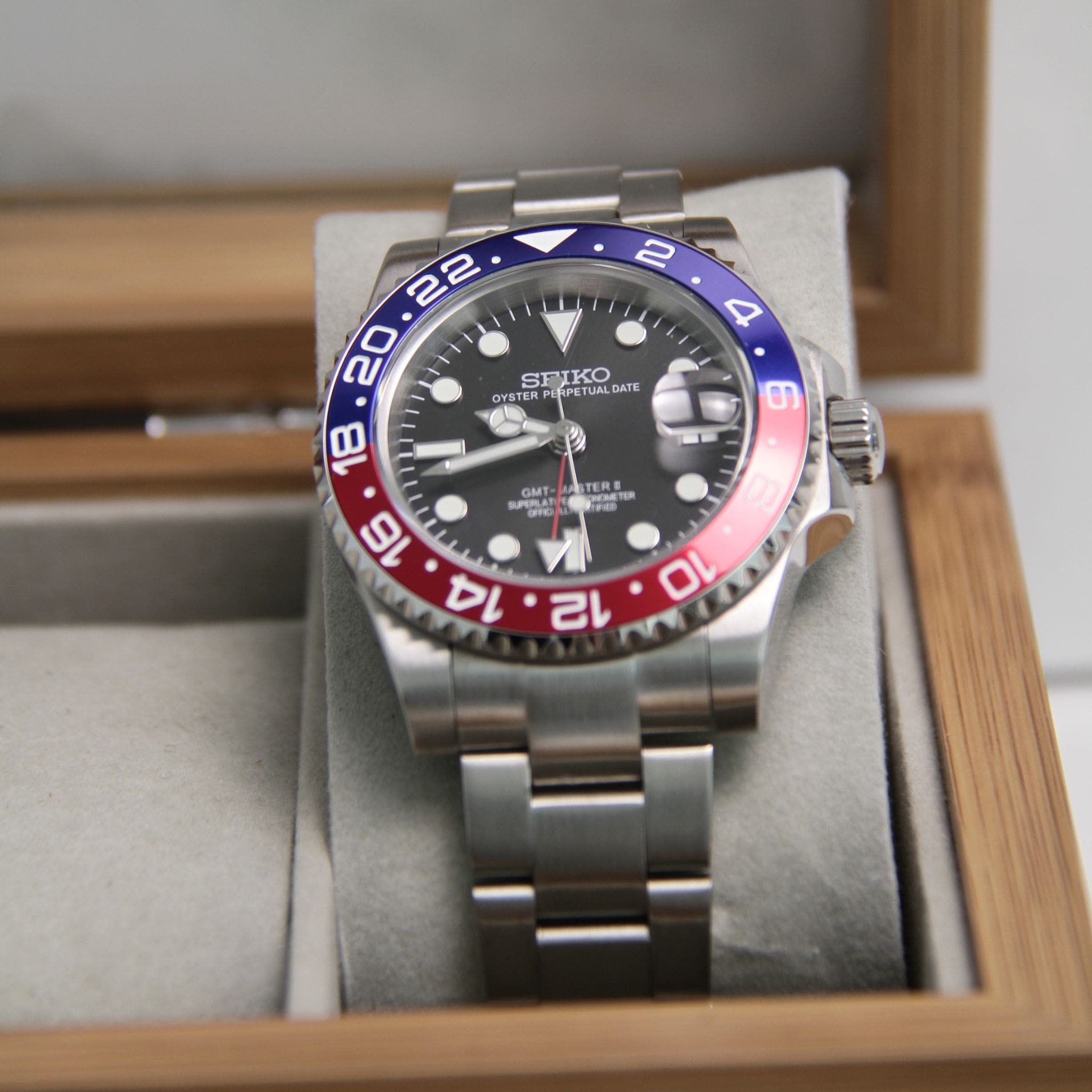 Montre Seiko mod gmt Pepsi dans boite à montres.