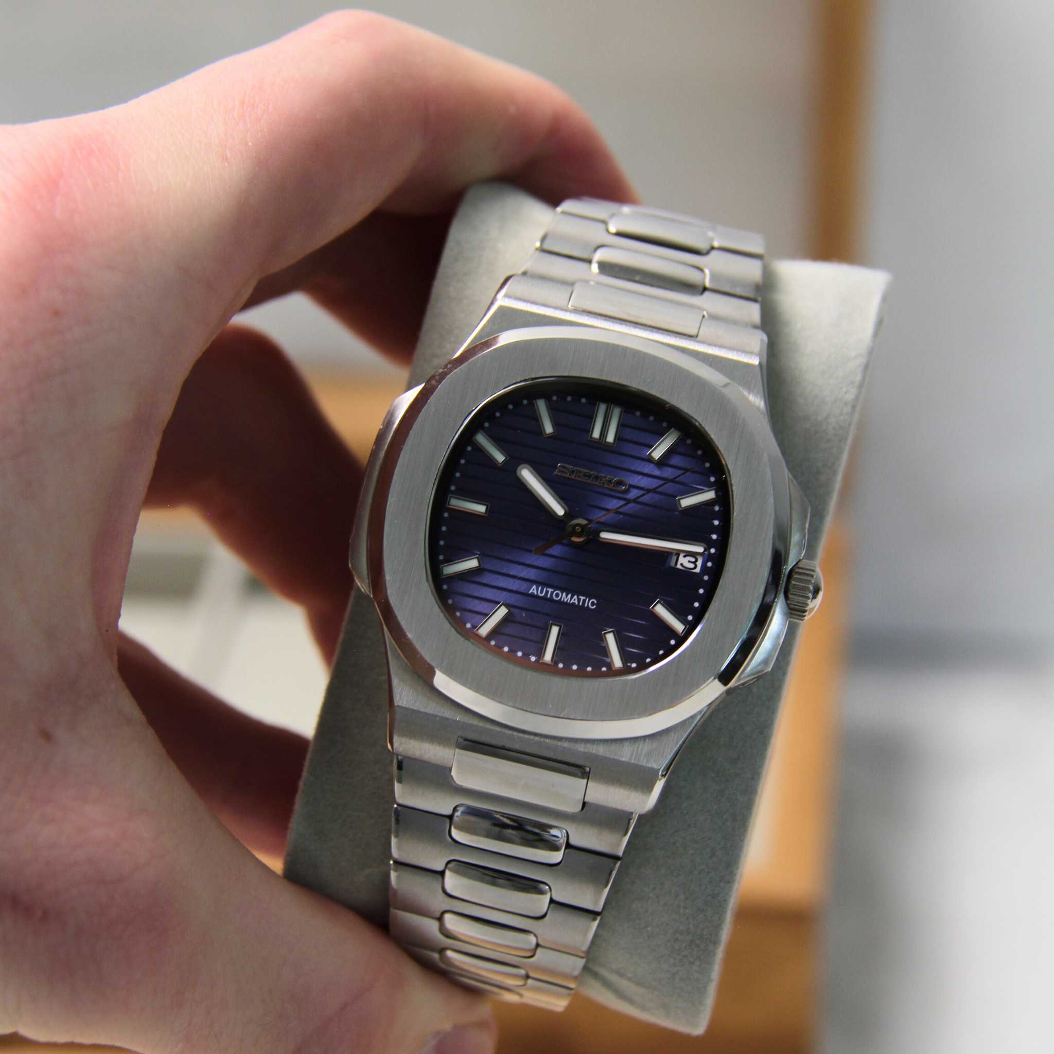 Montre Seiko mod nautilus bleu marine vu de face sur coussin