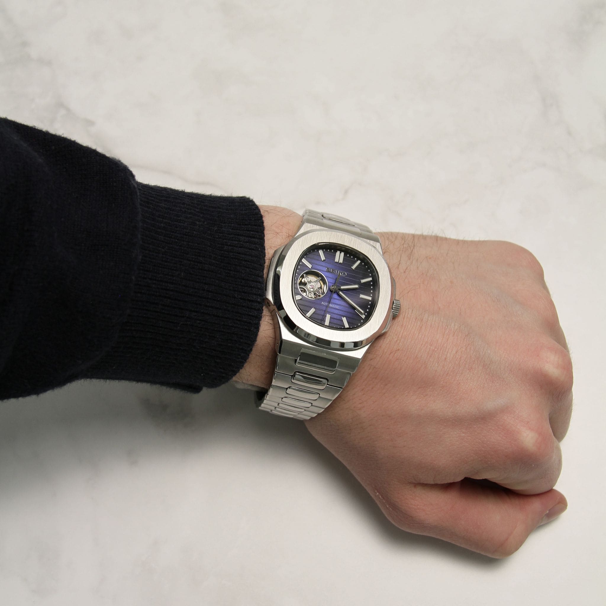 Seiko Mod Nautilus bleu squelette cœur ouvert portée au poignet – montre personnalisée élégante à cadran bleu ajouré