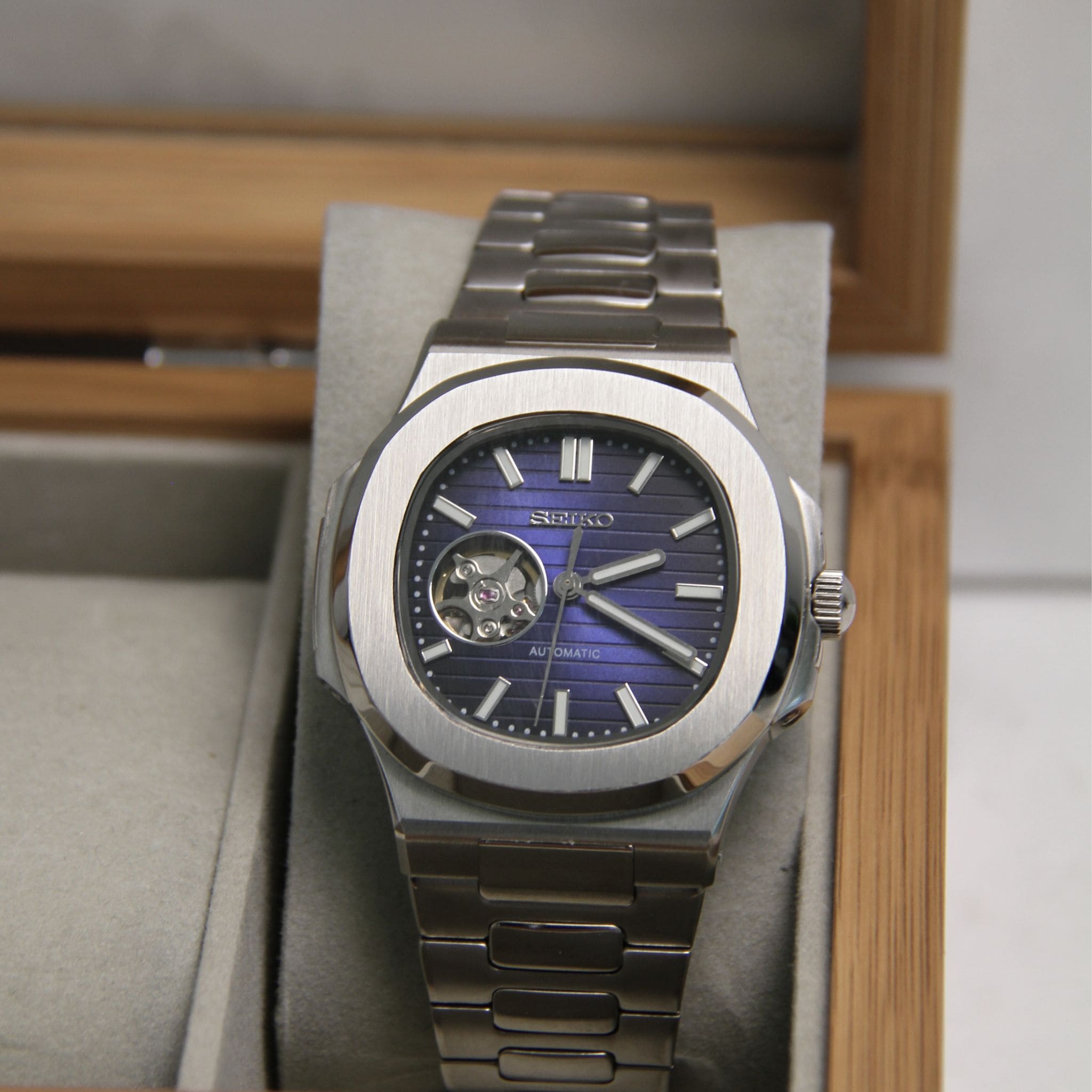 Montre Seiko mod nautilus bleu squelette cœur ouvert dans boite à montres