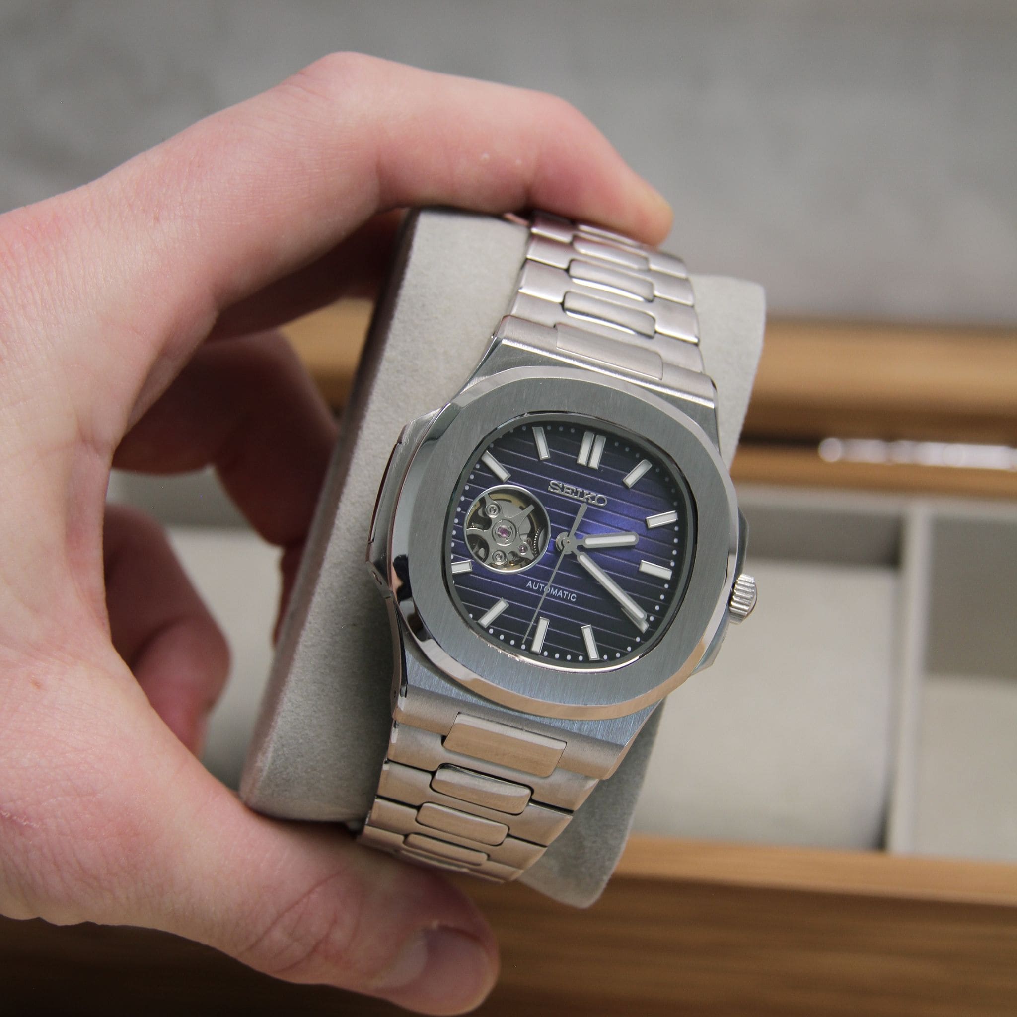 Montre Seiko mod nautilus bleu squelette cœur ouvert vu de face sur coussin