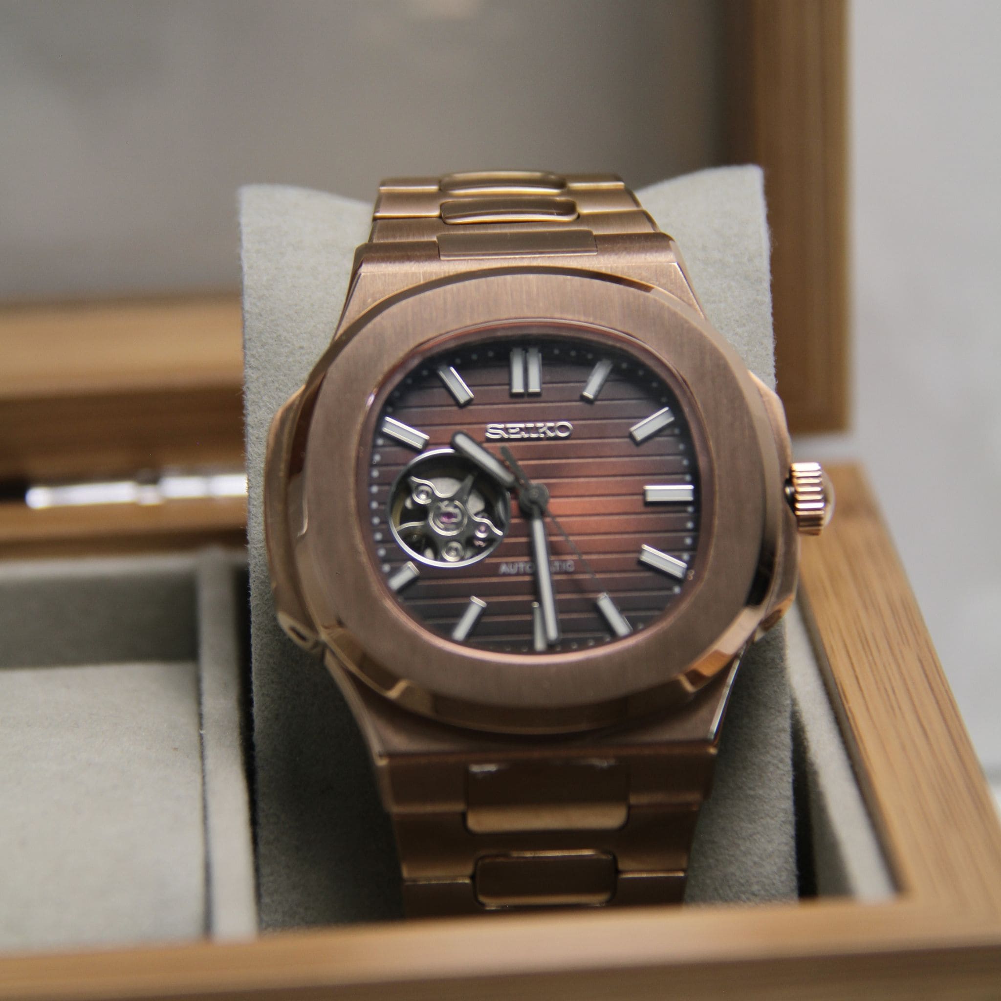 Montre Seiko mod nautilus marron squelette cœur ouvert dans boite à montre